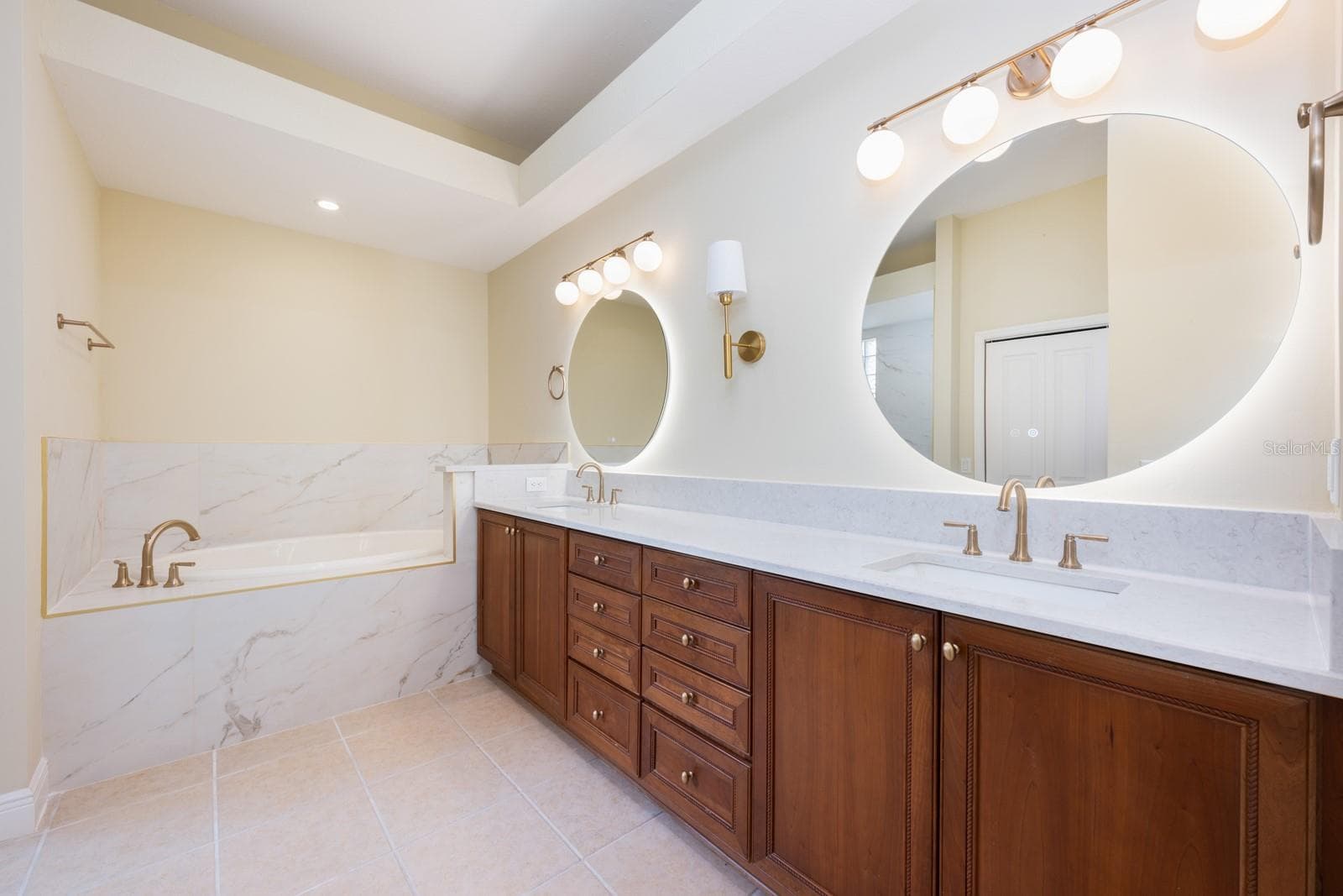 Owner's en-suite bath. - 5092 NE 81ST BLVD, WILDWOOD
