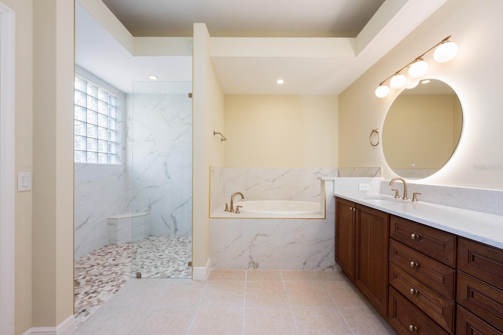 Owner's en-suite bath. - 5092 NE 81ST BLVD, WILDWOOD