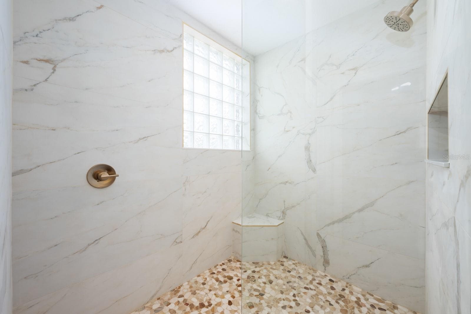 It's all in the details! - 5092 NE 81ST BLVD, WILDWOOD