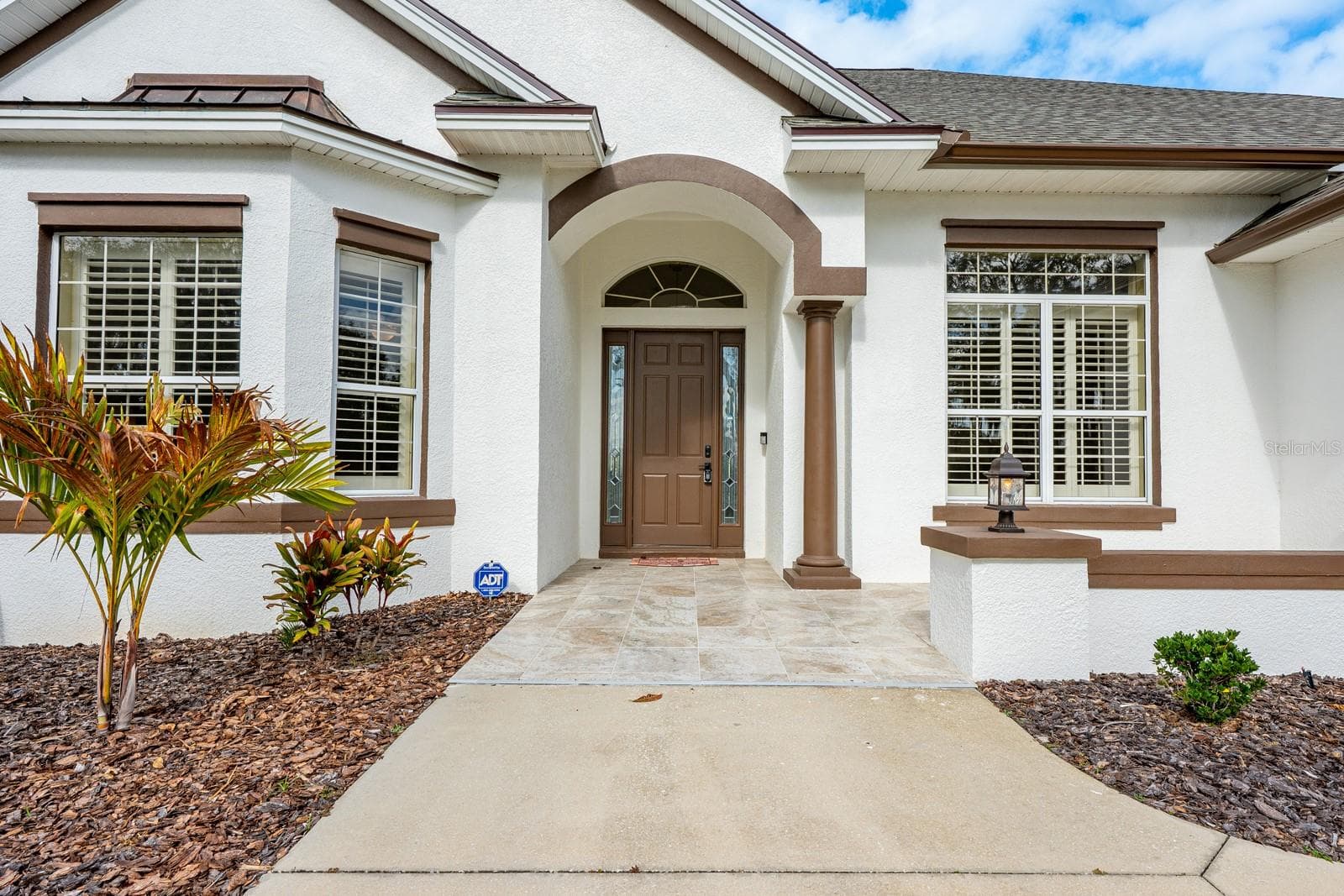 A beautiful front entry greets you. - 5092 NE 81ST BLVD, WILDWOOD