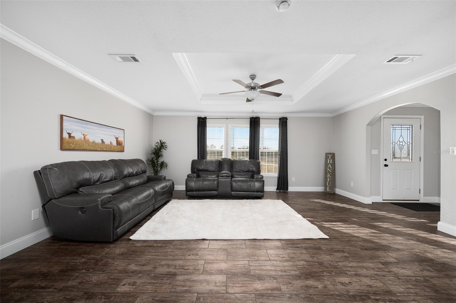 Great room with trey ceilings and crown molding - 3789 NW 202ND ST, NEWBERRY