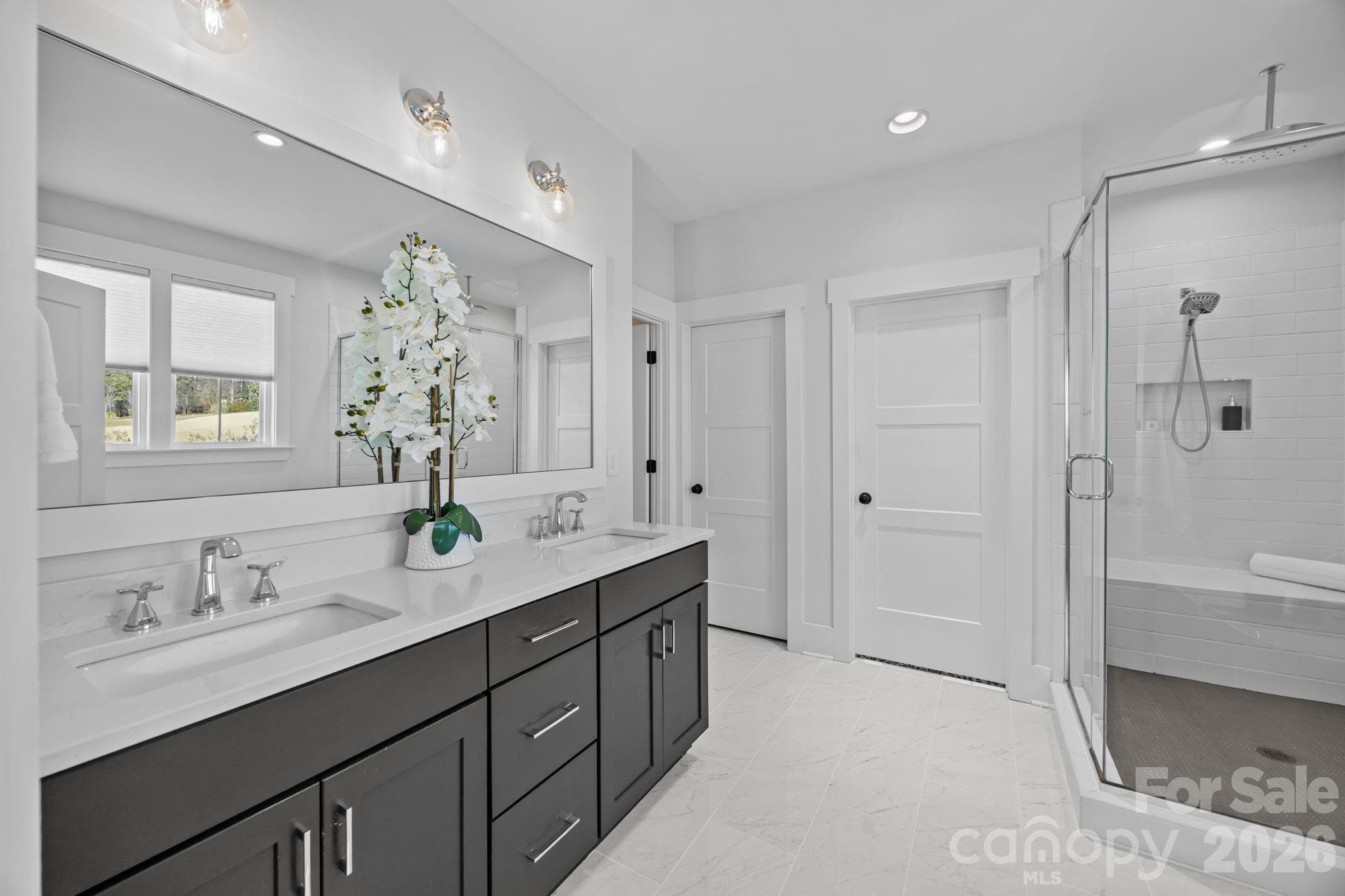 Luxurious and spacious Primary BA- dual vanity, walk in closet, soaking tub, walk-in shower - 5020 Slanting Bridge Road, Sherrills Ford