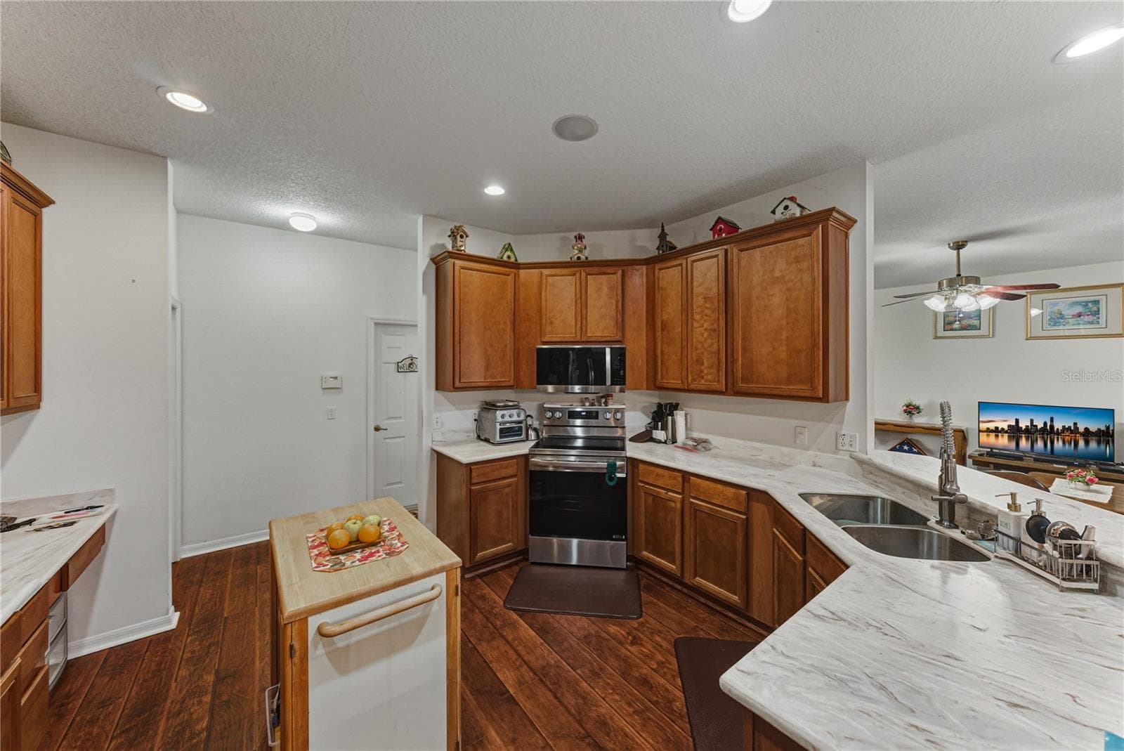 The layout of the kitchen makes it easy to watch the living room TV while doing dishes. - 4360 ASHTON CLUB DR, LAKE WALES
