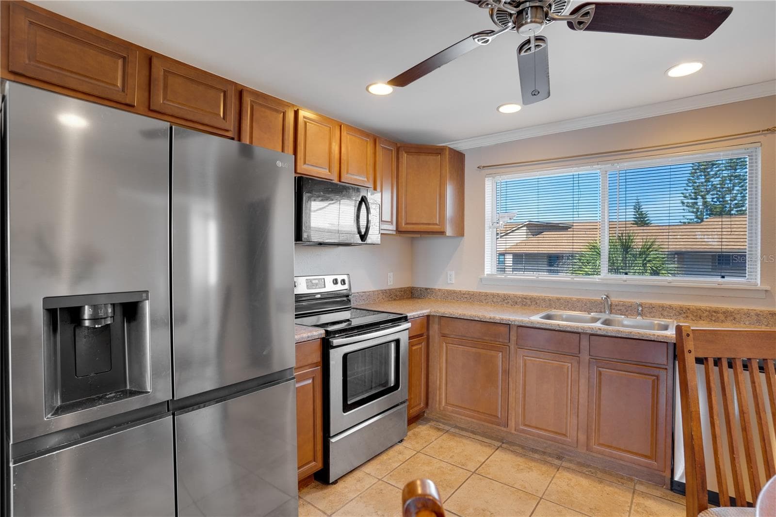 Kitchen with solid wood cabinets & tons of cabinet space - 6315 NEWTOWN CIR #15B3, TAMPA