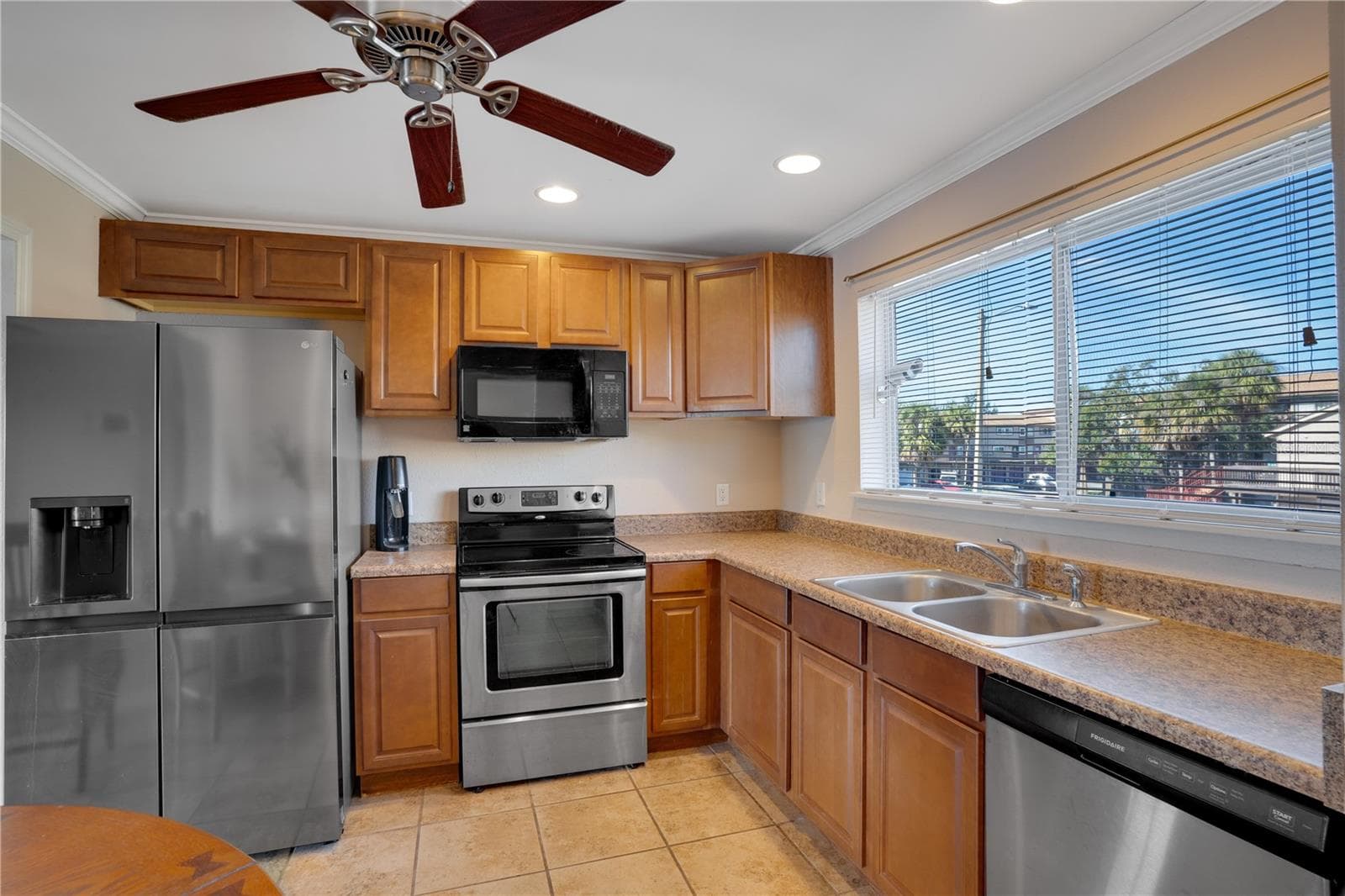Kitchen with all appliances - 6315 NEWTOWN CIR #15B3, TAMPA