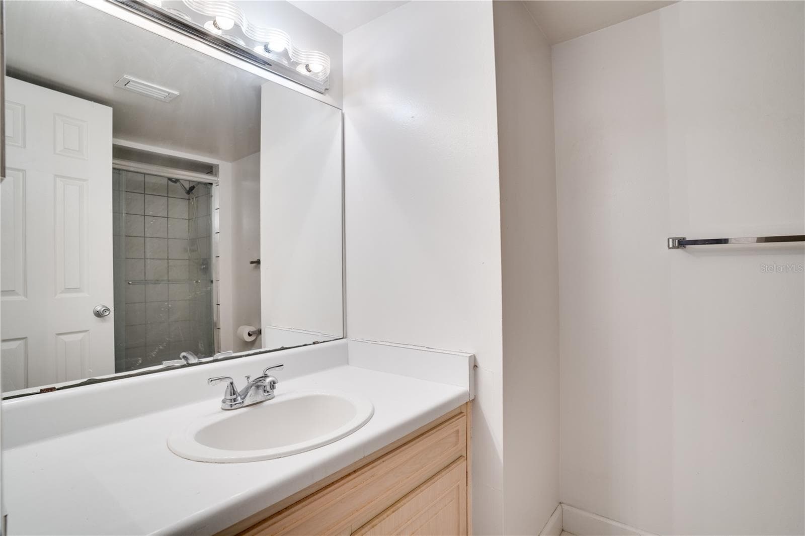 2nd Bedroom's Full Bathroom - 6315 NEWTOWN CIR #15B3, TAMPA