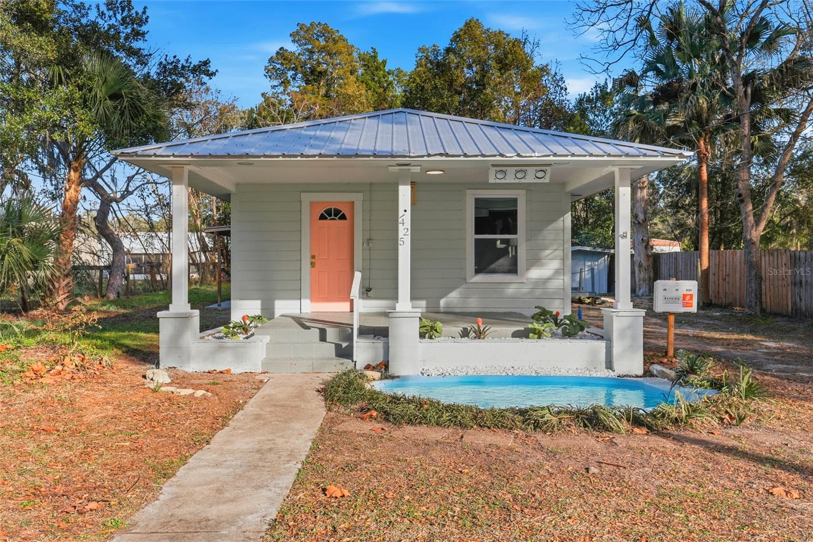 Front view with walkway to the covered porch - new HVAC, electrical and repipe in 2025 - 425 SE 2ND ST, WILLISTON