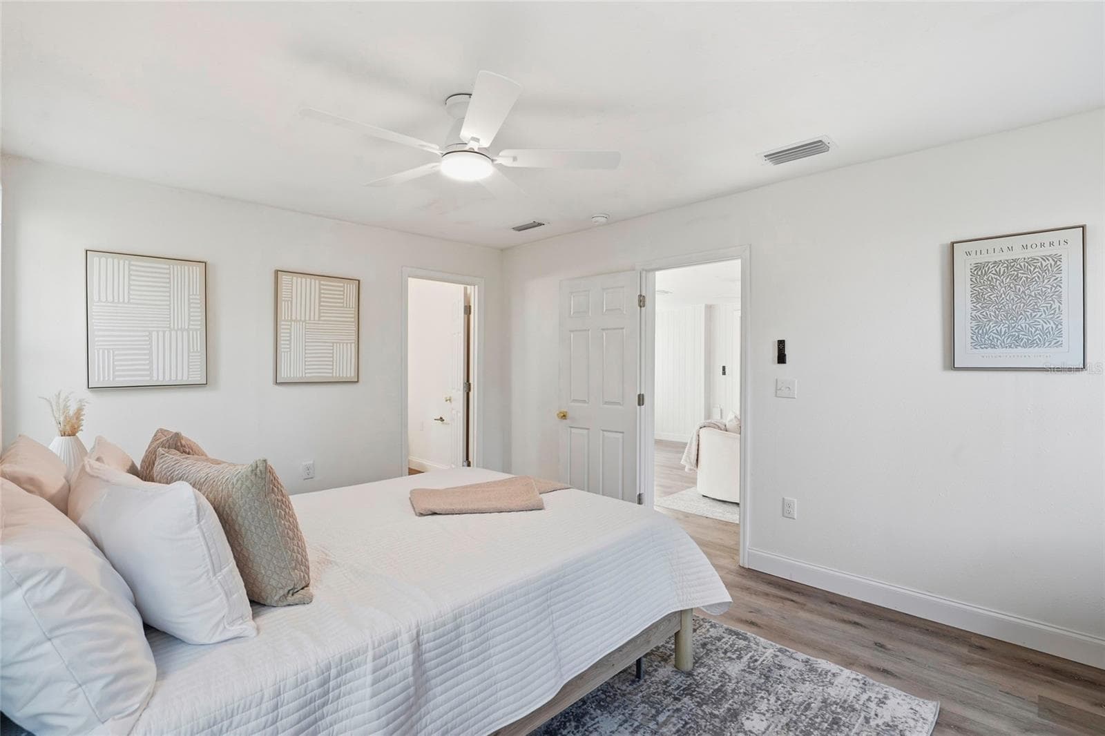 Primary bedroom with en-suite bathroom access - 425 SE 2ND ST, WILLISTON
