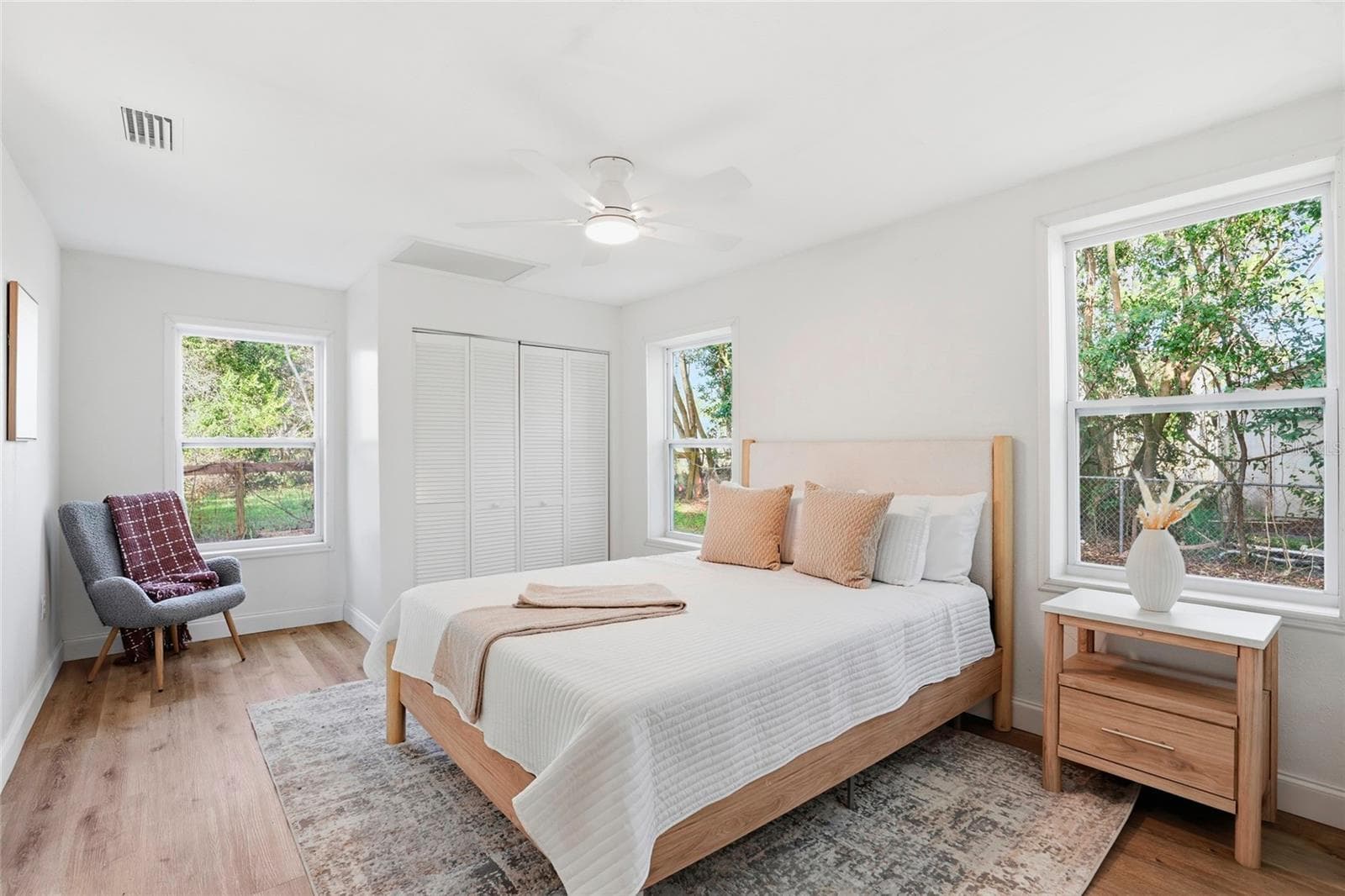 Primary bedroom with bright corner windows - 425 SE 2ND ST, WILLISTON