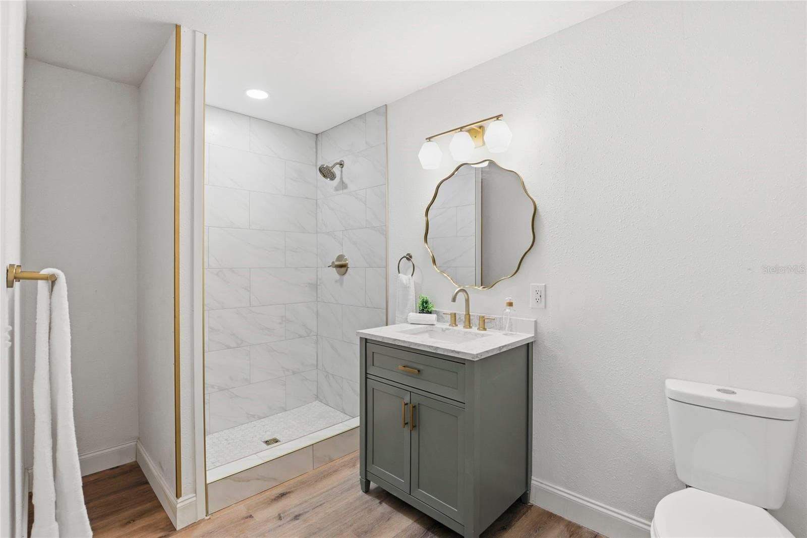 Brand-new primary bathroom with tiled walk-in shower and vanity - 425 SE 2ND ST, WILLISTON