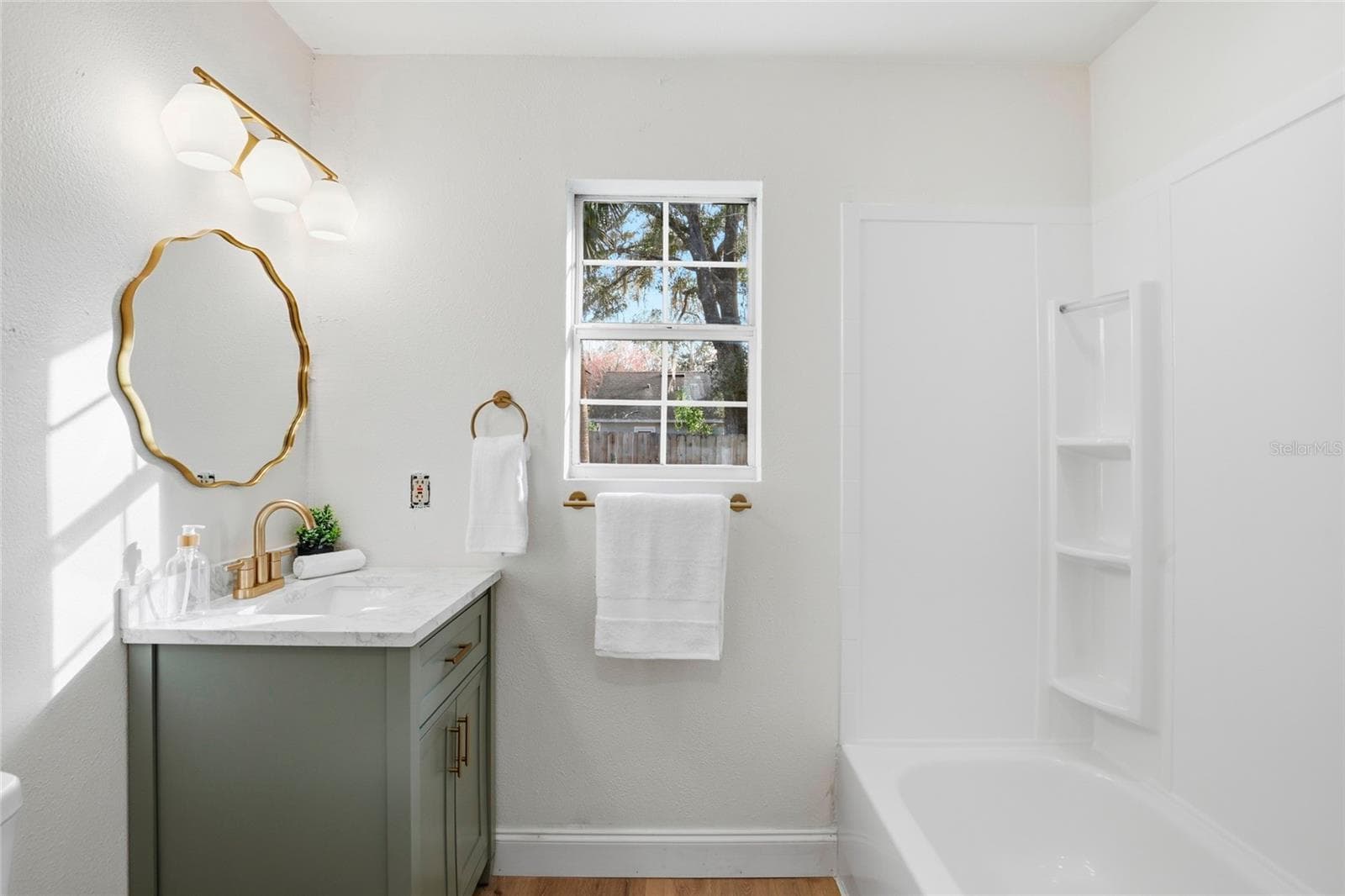 Brand-new guest bathroom with tub/shower and new vanity - 425 SE 2ND ST, WILLISTON