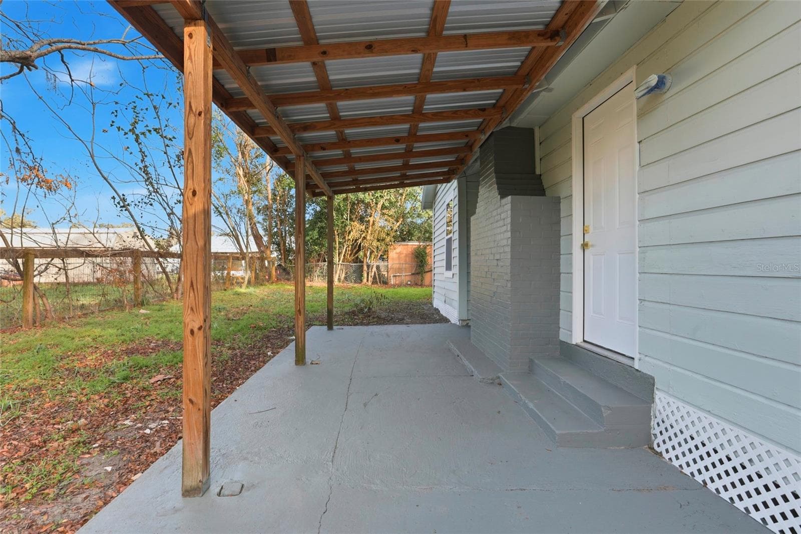 Covered back patio - great for outdoor living - 425 SE 2ND ST, WILLISTON