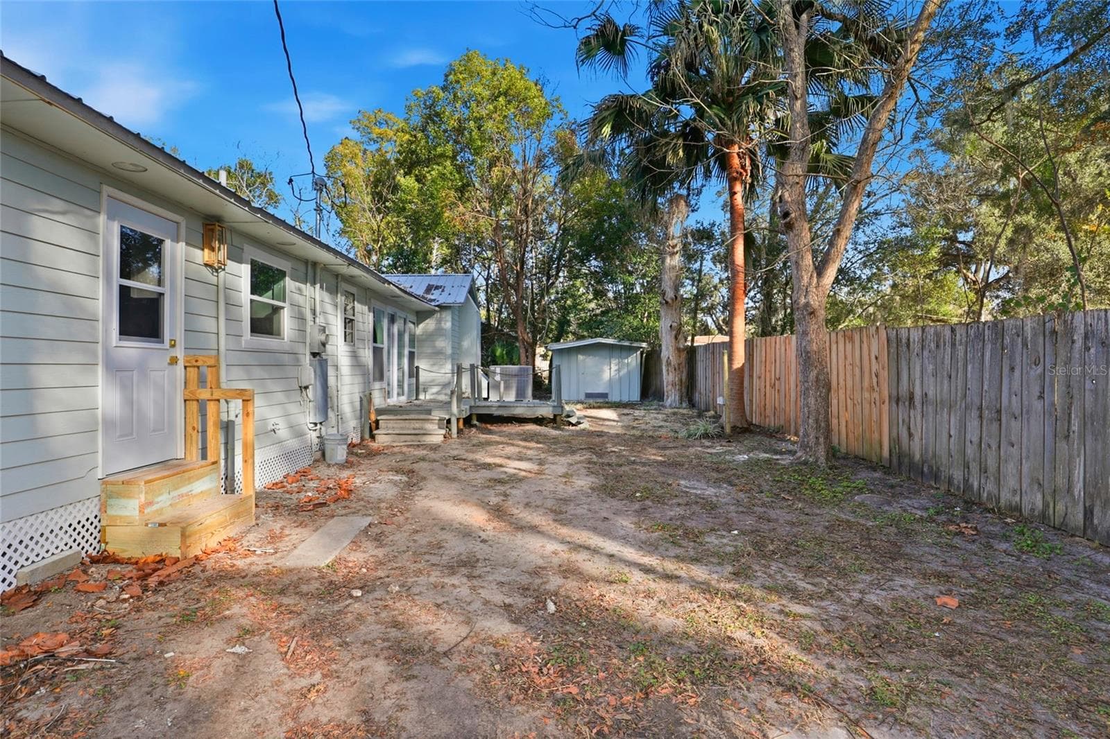 Side yard with privacy fencing - 425 SE 2ND ST, WILLISTON