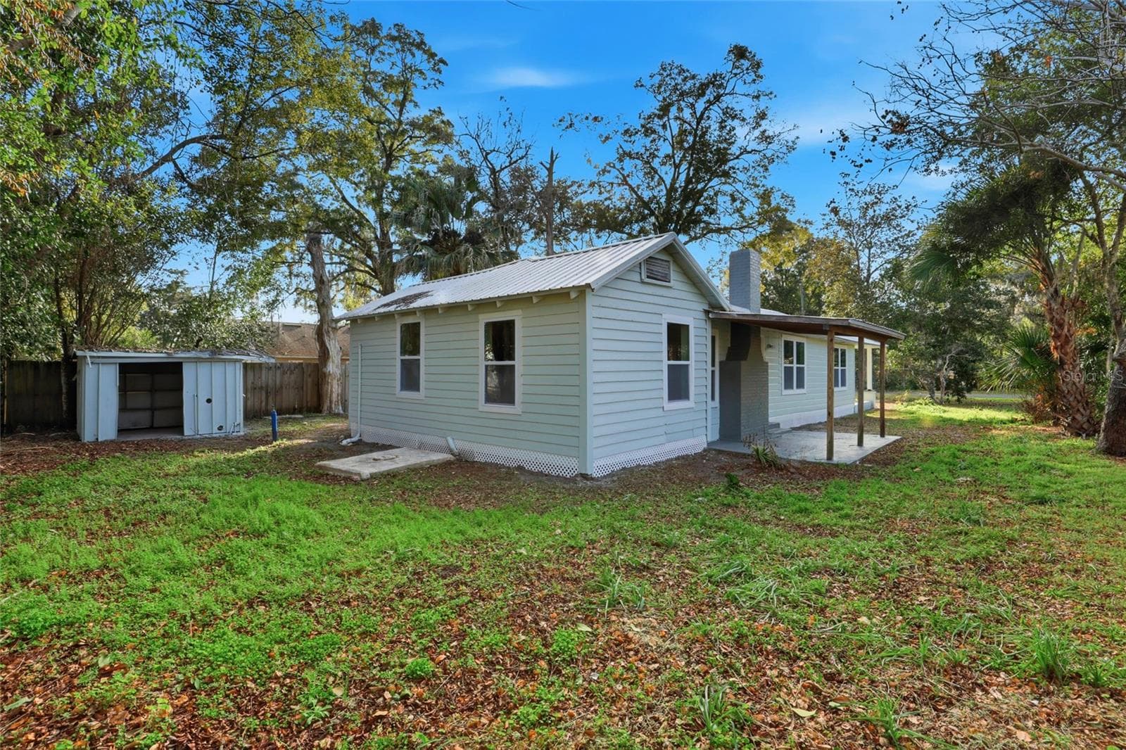 Rear exterior with storage shed and well-proportioned lot - 425 SE 2ND ST, WILLISTON