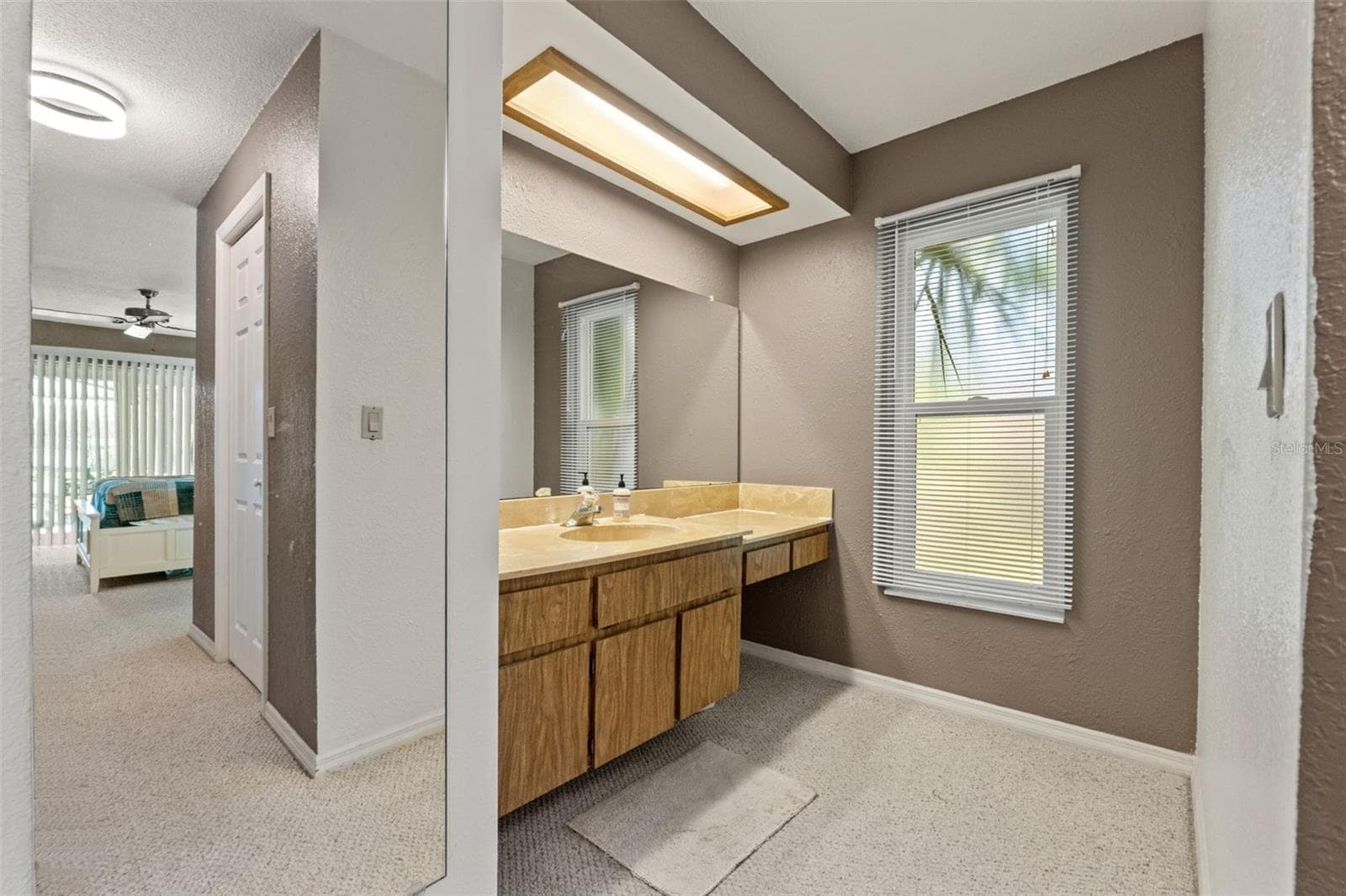 Makeup/Hair station - 206 RUSK CIR, SPRING HILL