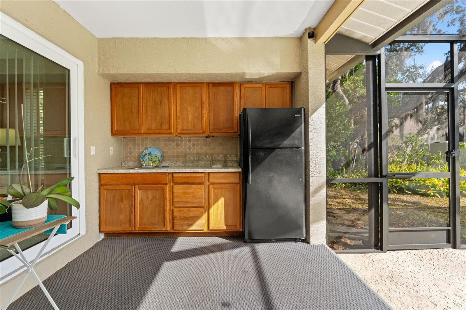 Outdoor kitchen and refrigerator - 206 RUSK CIR, SPRING HILL
