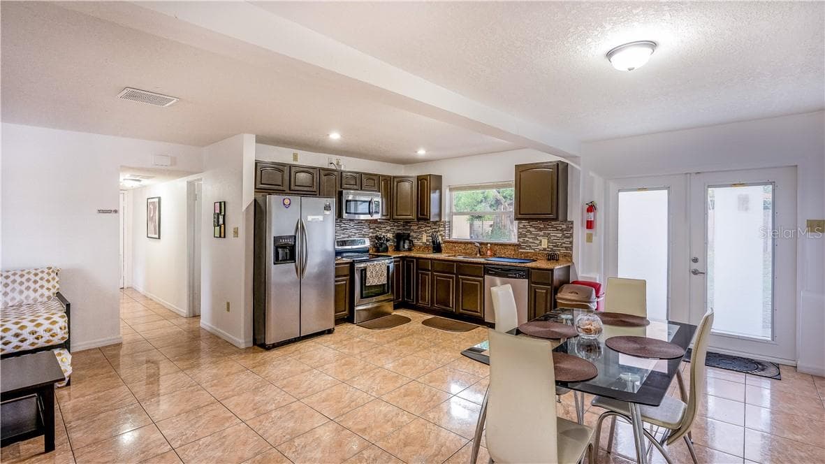 MAIN HOUSE HAS 2 BED - 1 BATH - 2721 RAEFORD RD, ORLANDO