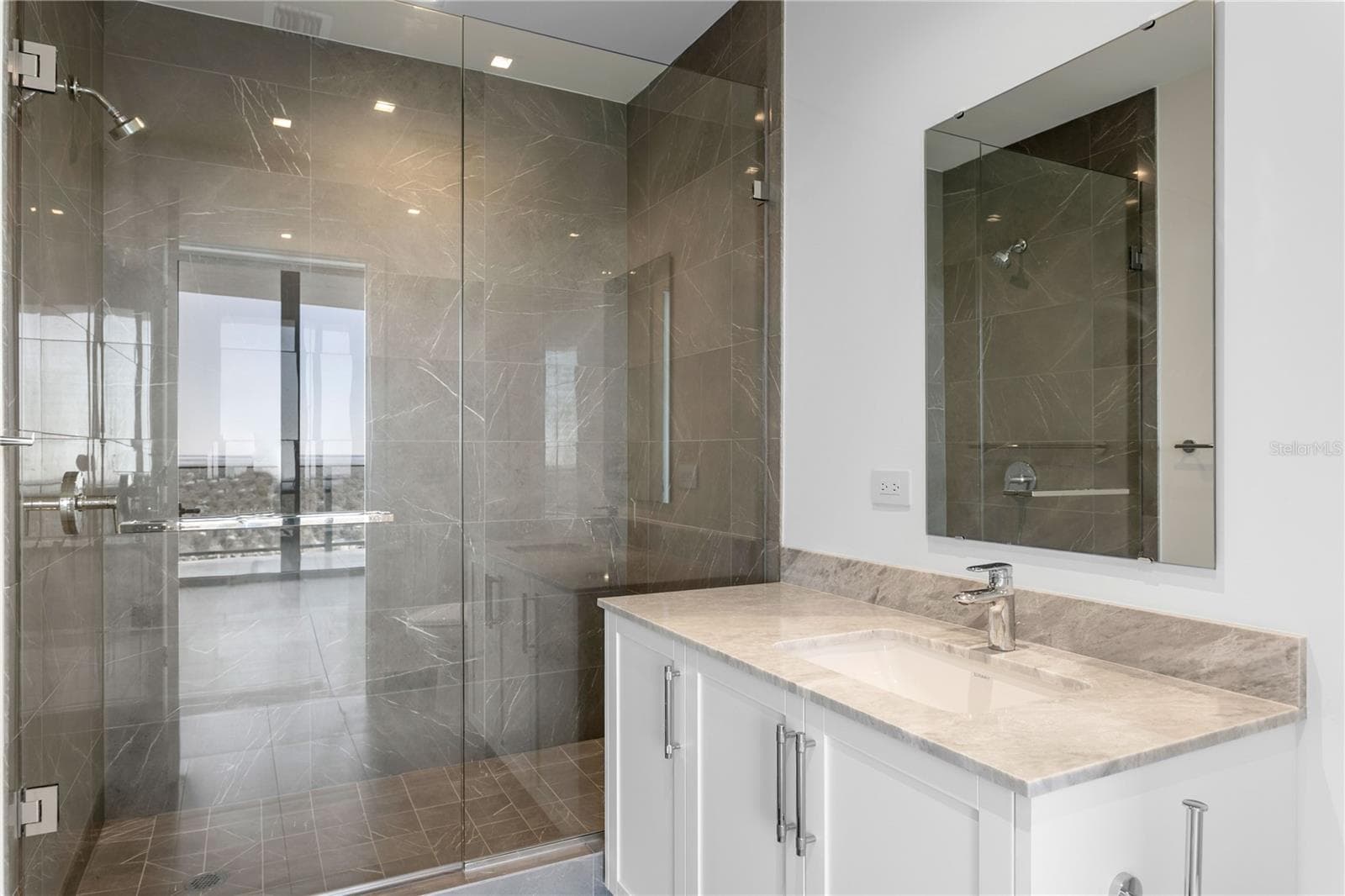 Guest Bath 3 - 3015 S YSABELLA AVE #2301, TAMPA
