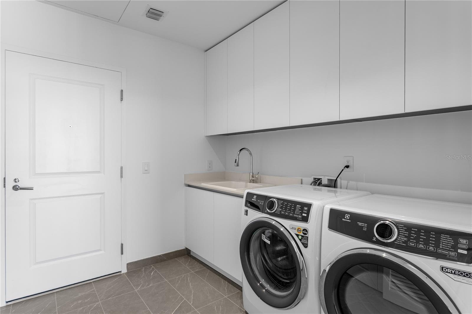 Full-size top-of-the-line washers and dryers - 3015 S YSABELLA AVE #2301, TAMPA