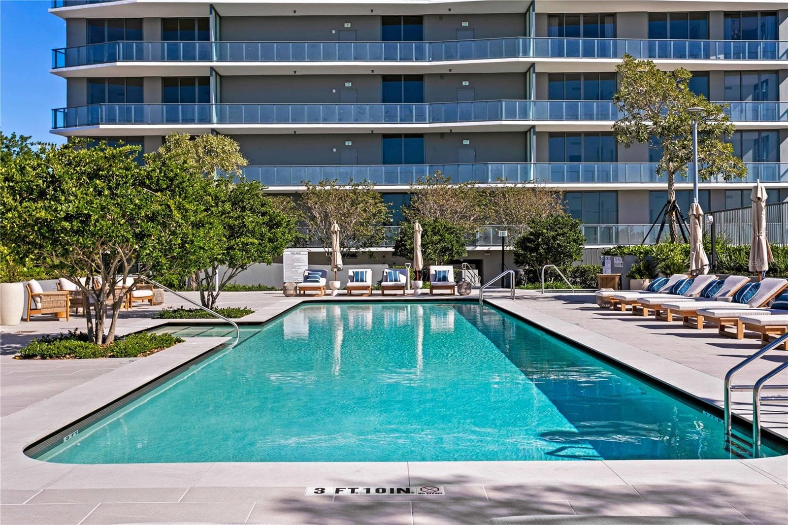 Large amenity deck with swimming pool, spa, and foodand beverage options - 3015 S YSABELLA AVE #2301, TAMPA