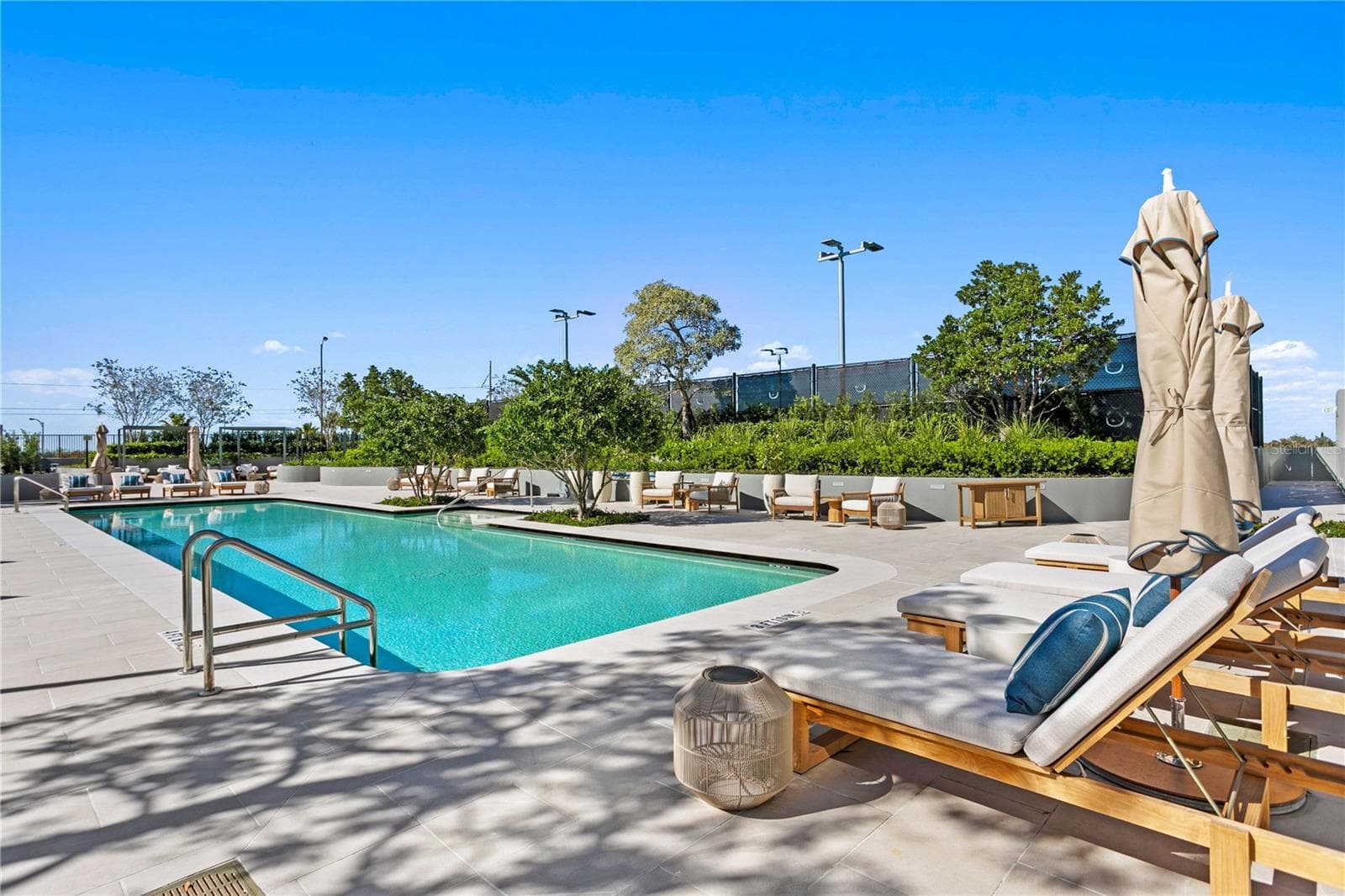Large amenity deck with swimming pool, spa, and foodand beverage options - 3015 S YSABELLA AVE #2301, TAMPA