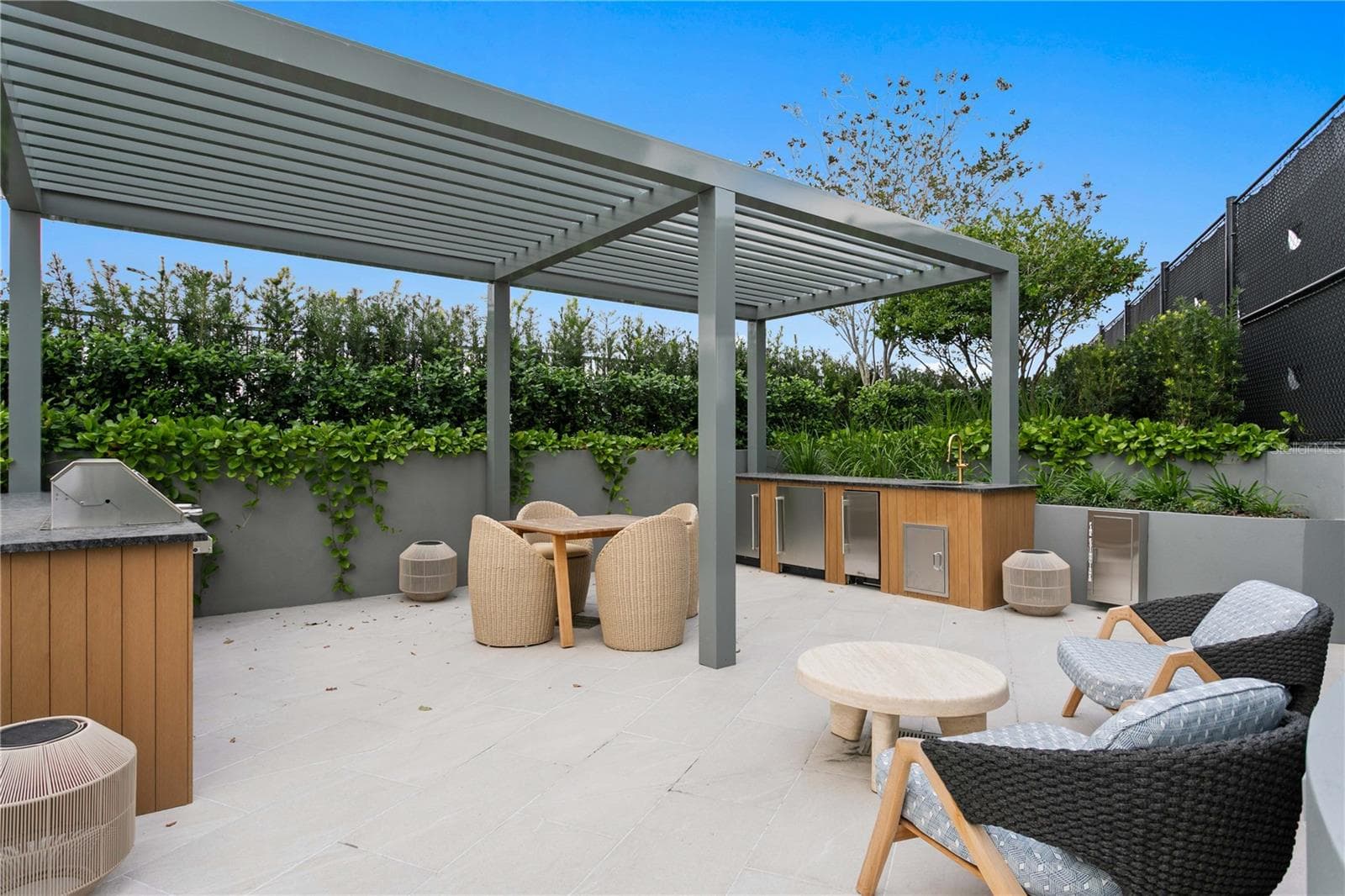 Amenity deck outdoor kitchen with premium grilling facilities - 3015 S YSABELLA AVE #2301, TAMPA