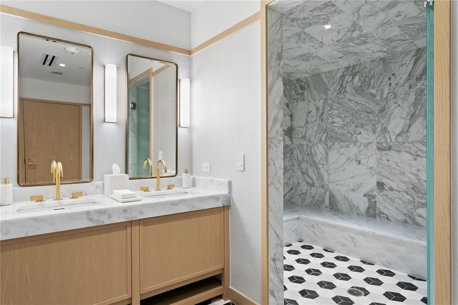 Men’s and women’s fitness locker room vanity areas with premium finishes - 3015 S YSABELLA AVE #2301, TAMPA