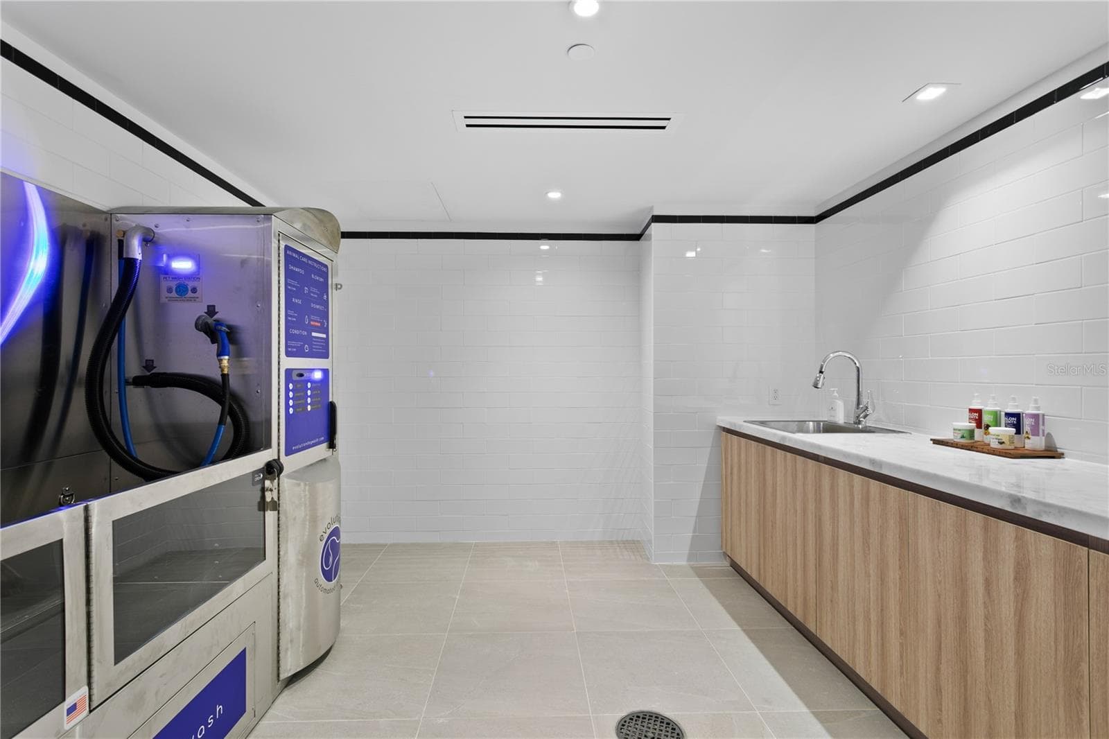 Dog Washing Station - 3015 S YSABELLA AVE #2301, TAMPA