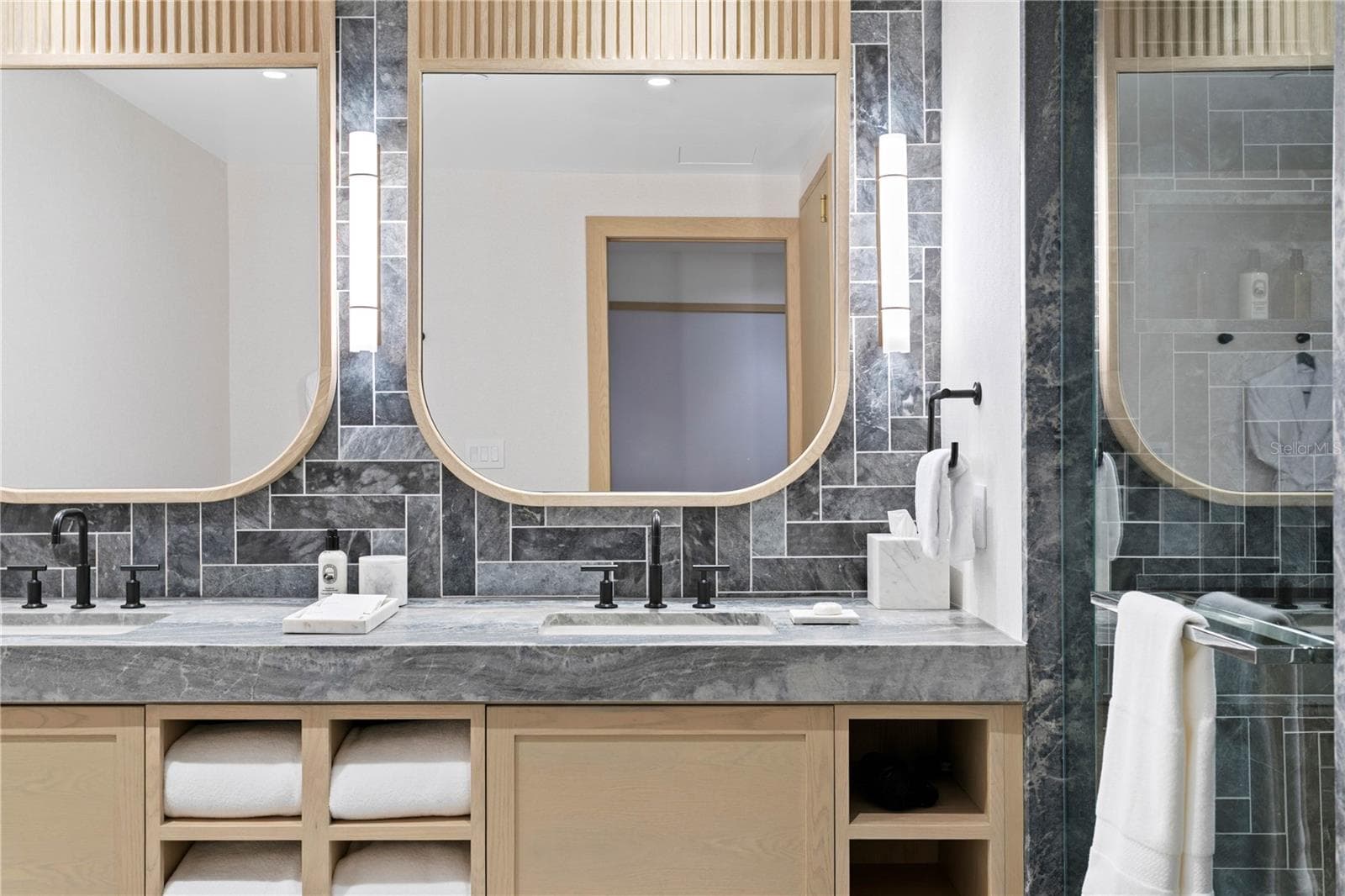 Guest Suite Bathroom - 3015 S YSABELLA AVE #2301, TAMPA