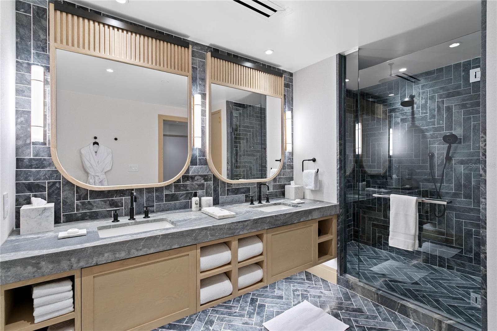 Guest Suite Bathroom - 3015 S YSABELLA AVE #2301, TAMPA