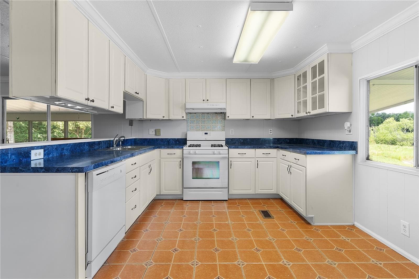 Manufactured Home at 302 IVANHOE CIR, LADY LAKE, photo 10 of 32
