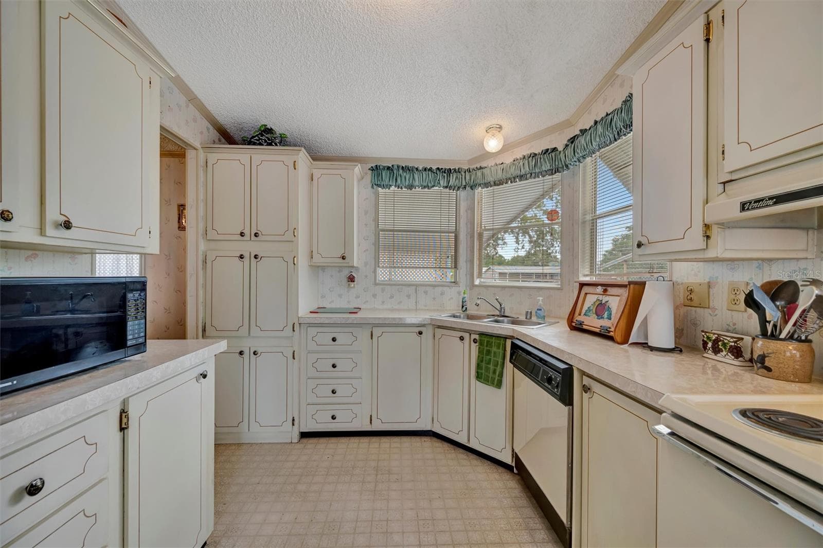 Manufactured Home at 106 N SAINT GEORGE CIR, APOLLO BEACH, photo 7 of 45