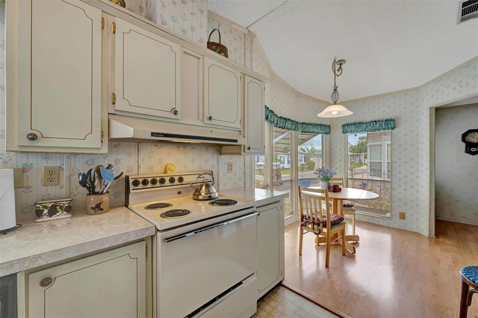 Manufactured Home at 106 N SAINT GEORGE CIR, APOLLO BEACH, photo 9 of 45