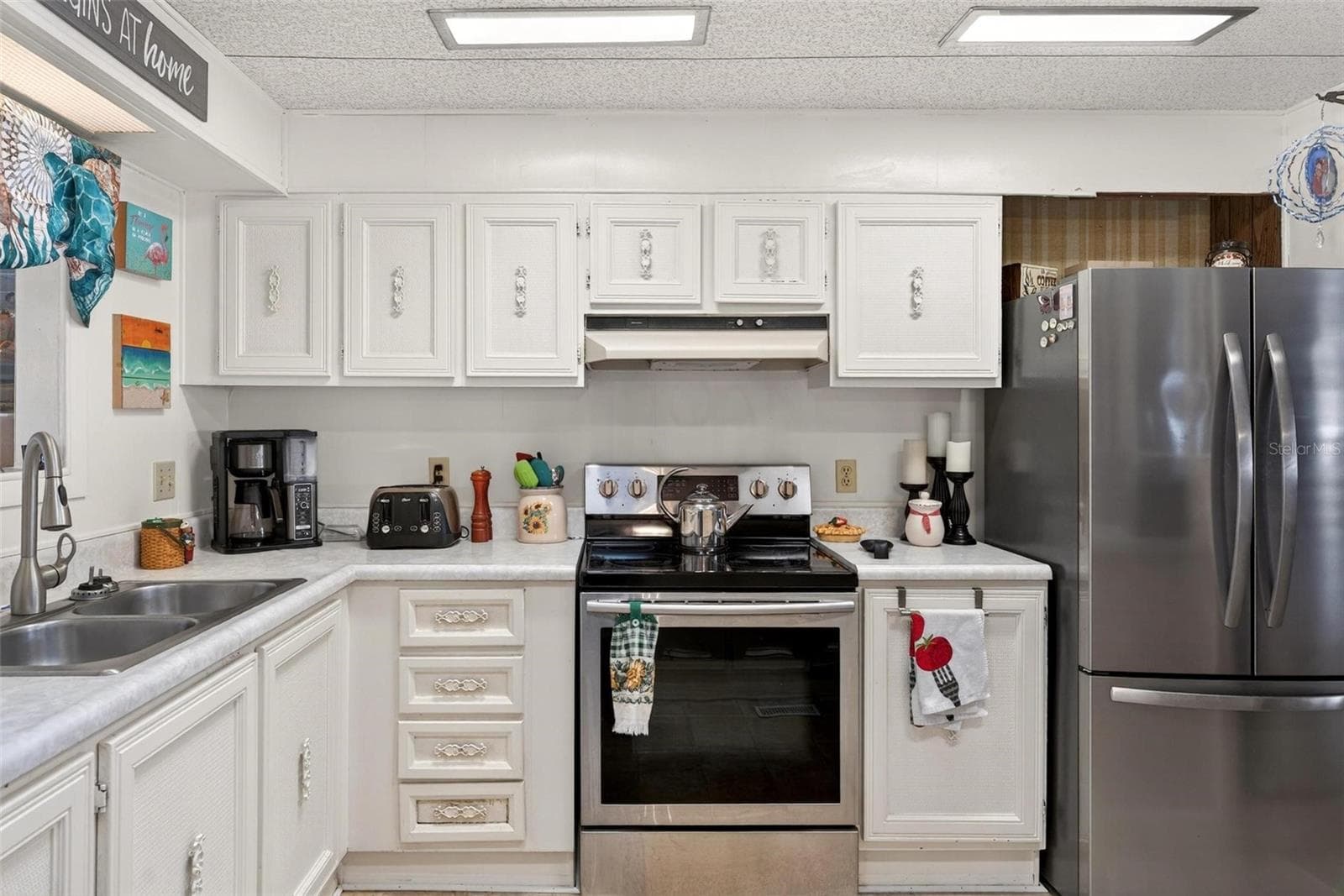 Kitchen with stainless steel range and refrigerator - 1018 SOUTHLAND DR, TAVARES