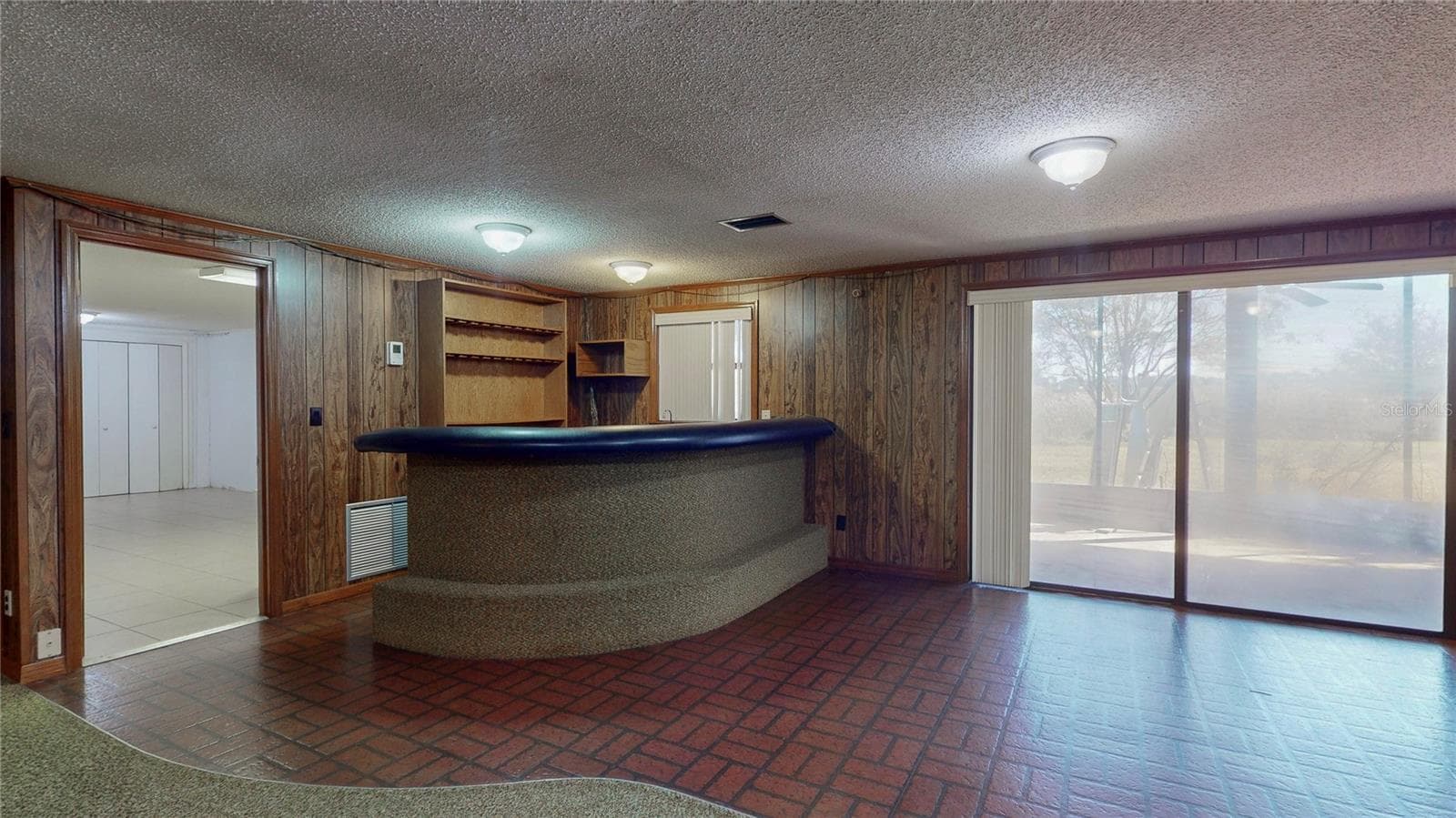 Wet bar in great room - 13 HERMOSA DR, EUSTIS
