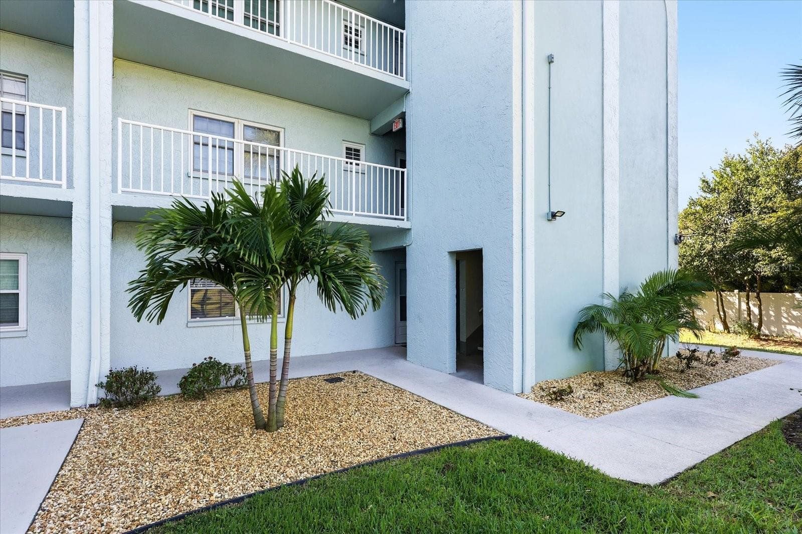 1706 BELLEAIR FOREST DR #128