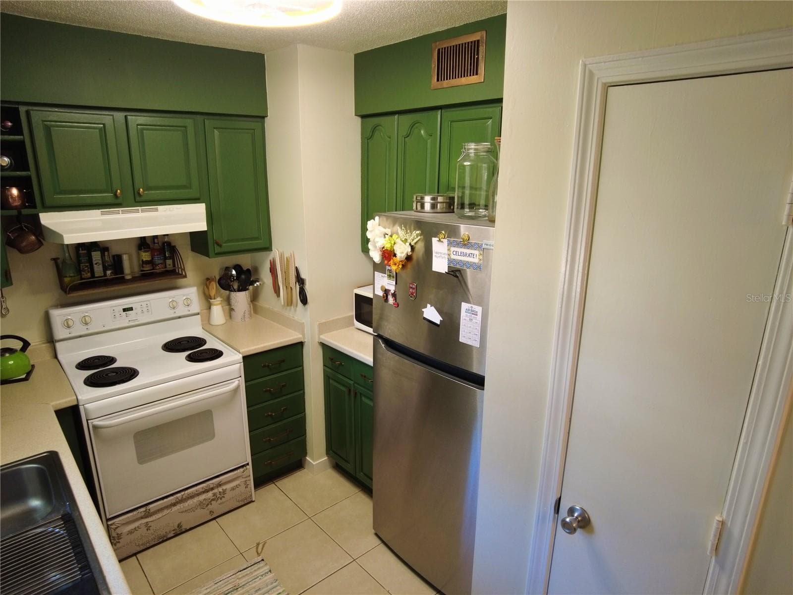 Condominium at 6930A PLACE DE LA PAIX #2B, SOUTH PASADENA, photo 8 of 19