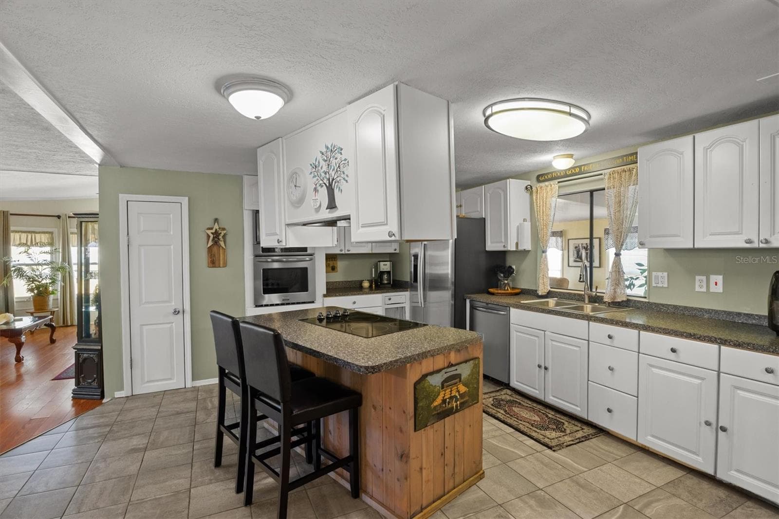 Kitchen with Center Island - 6825 S LAKE HENRY DR NE, WINTER HAVEN