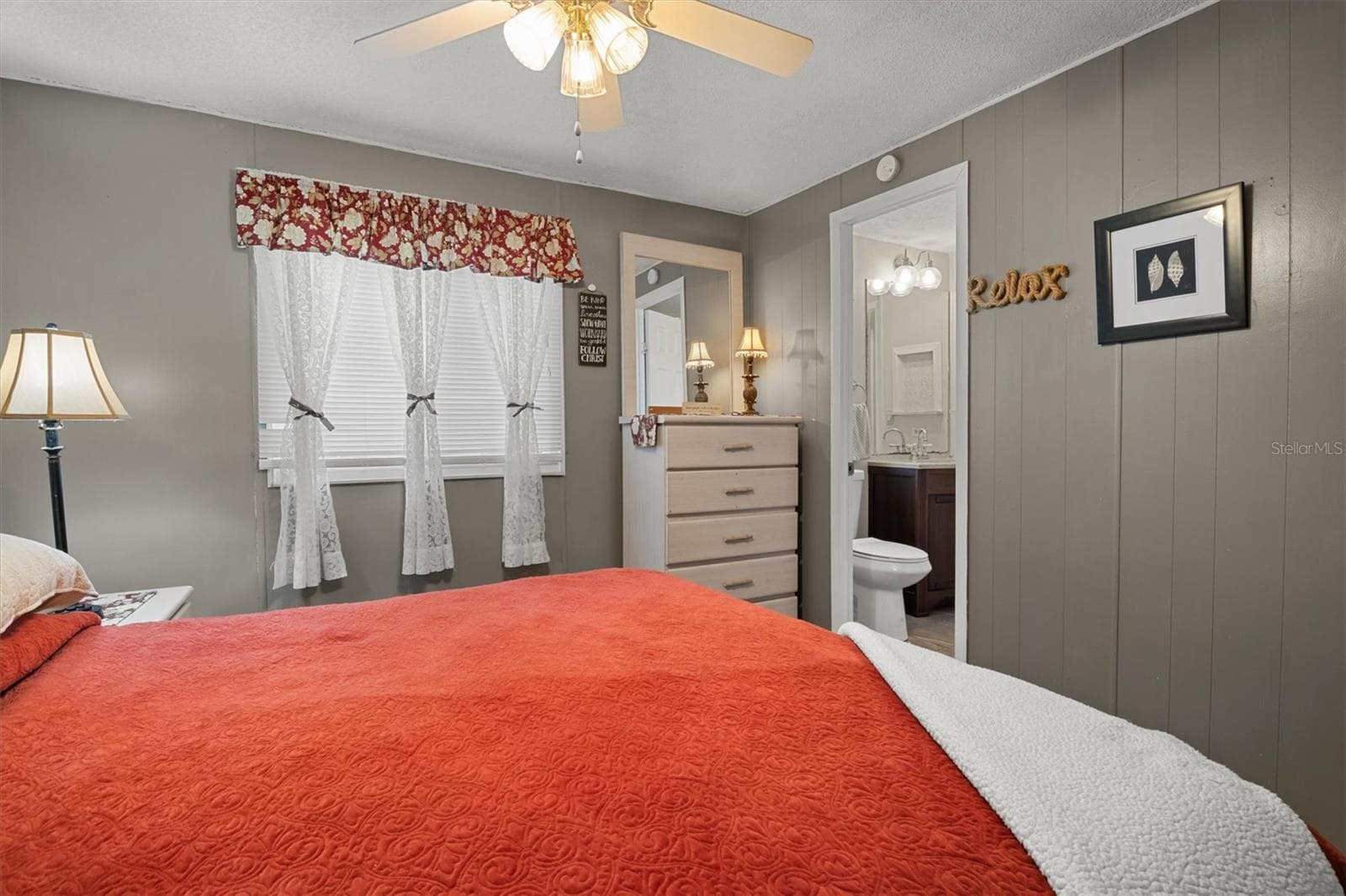 Secondary Bedroom with ensuite guest bathroom - 6825 S LAKE HENRY DR NE, WINTER HAVEN