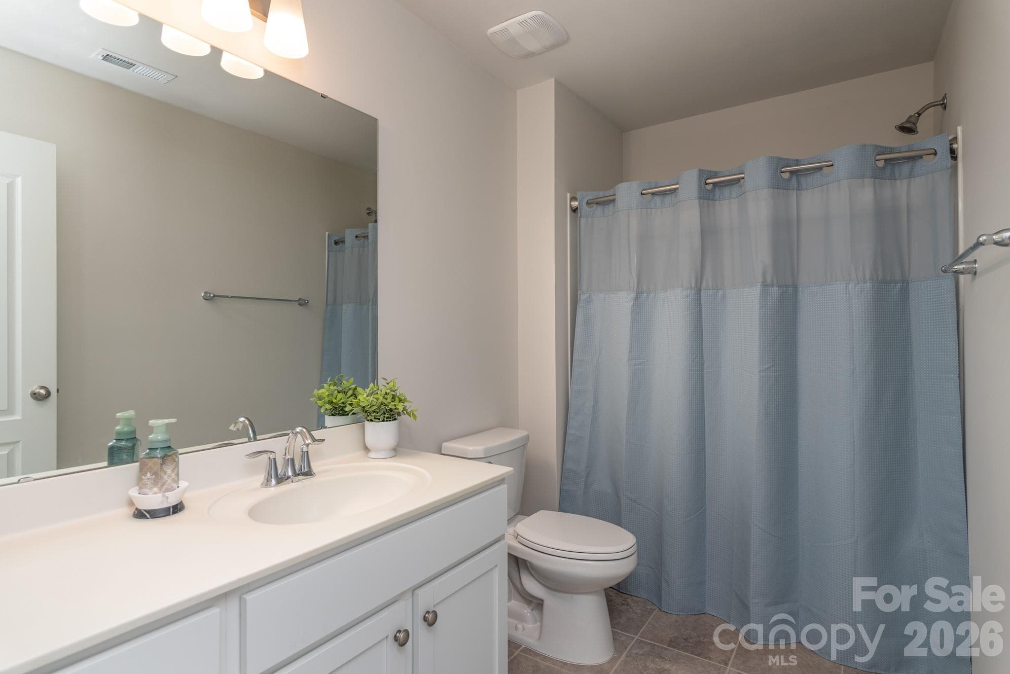 Large hall bathroom. - 11316 Westbranch Parkway, Davidson