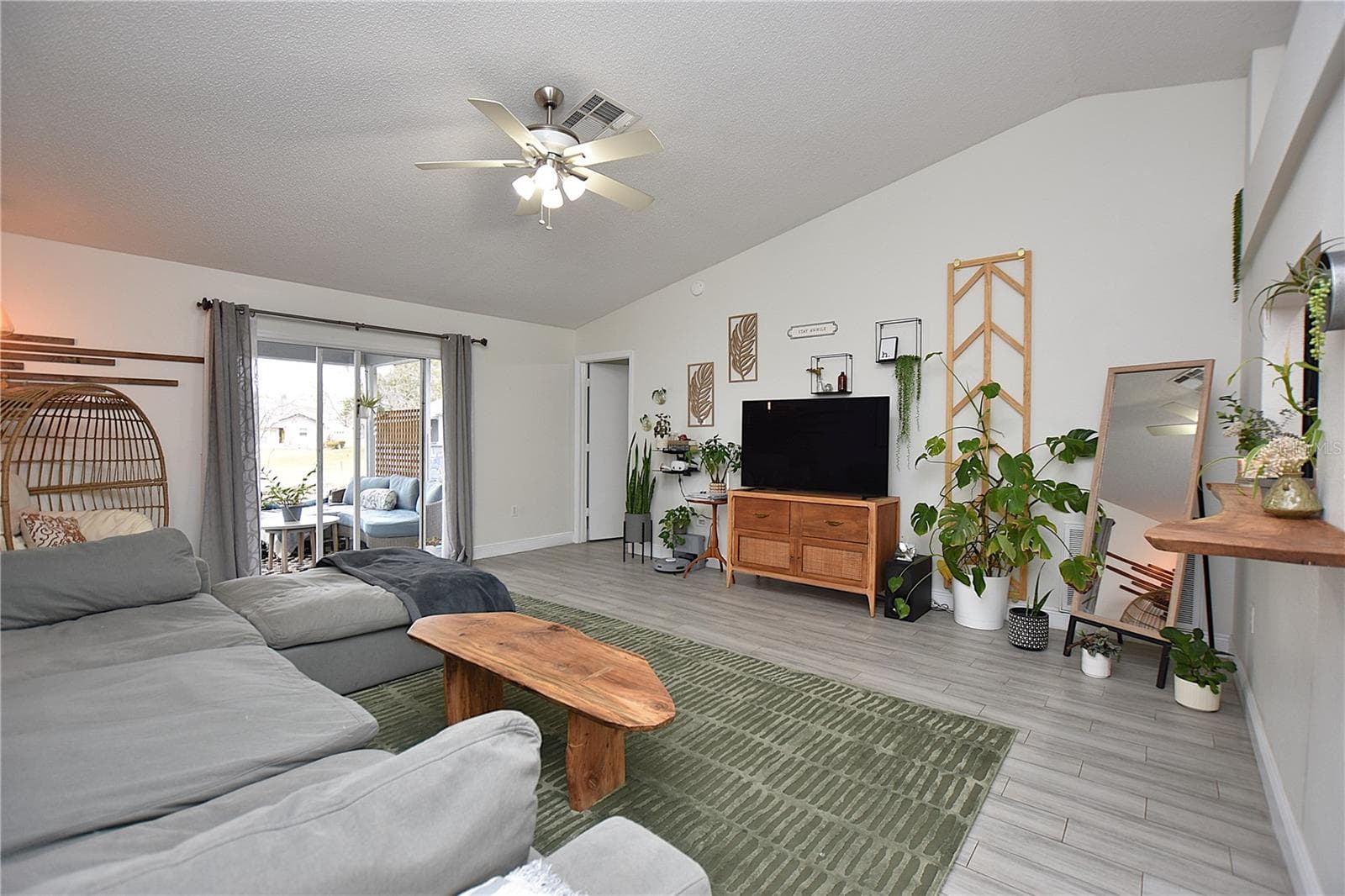 Livingroom - 2022 HATTERAS PT, LAKELAND