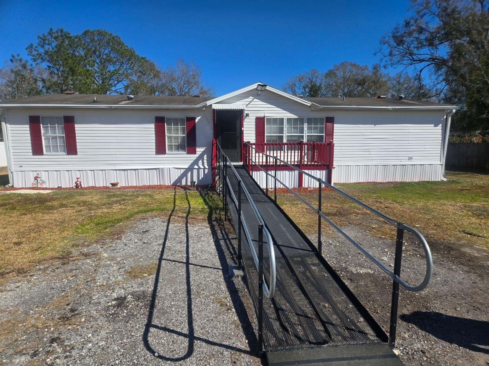 Manufactured Home at 6106 MANGROVE DR, WESLEY CHAPEL, photo 3 of 46