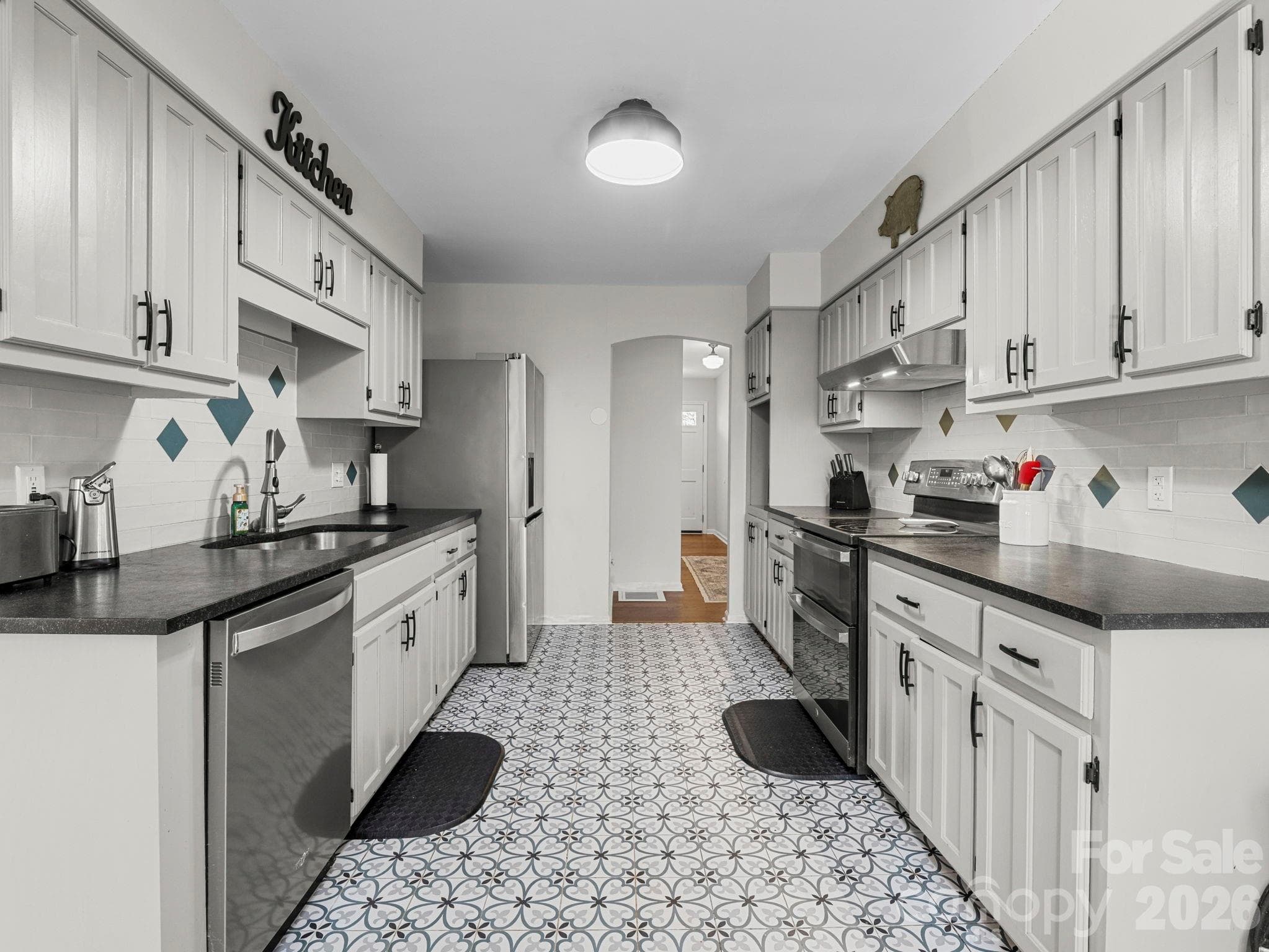 Kitchen w/granite & tile - 423 Mountain View Drive, Columbus