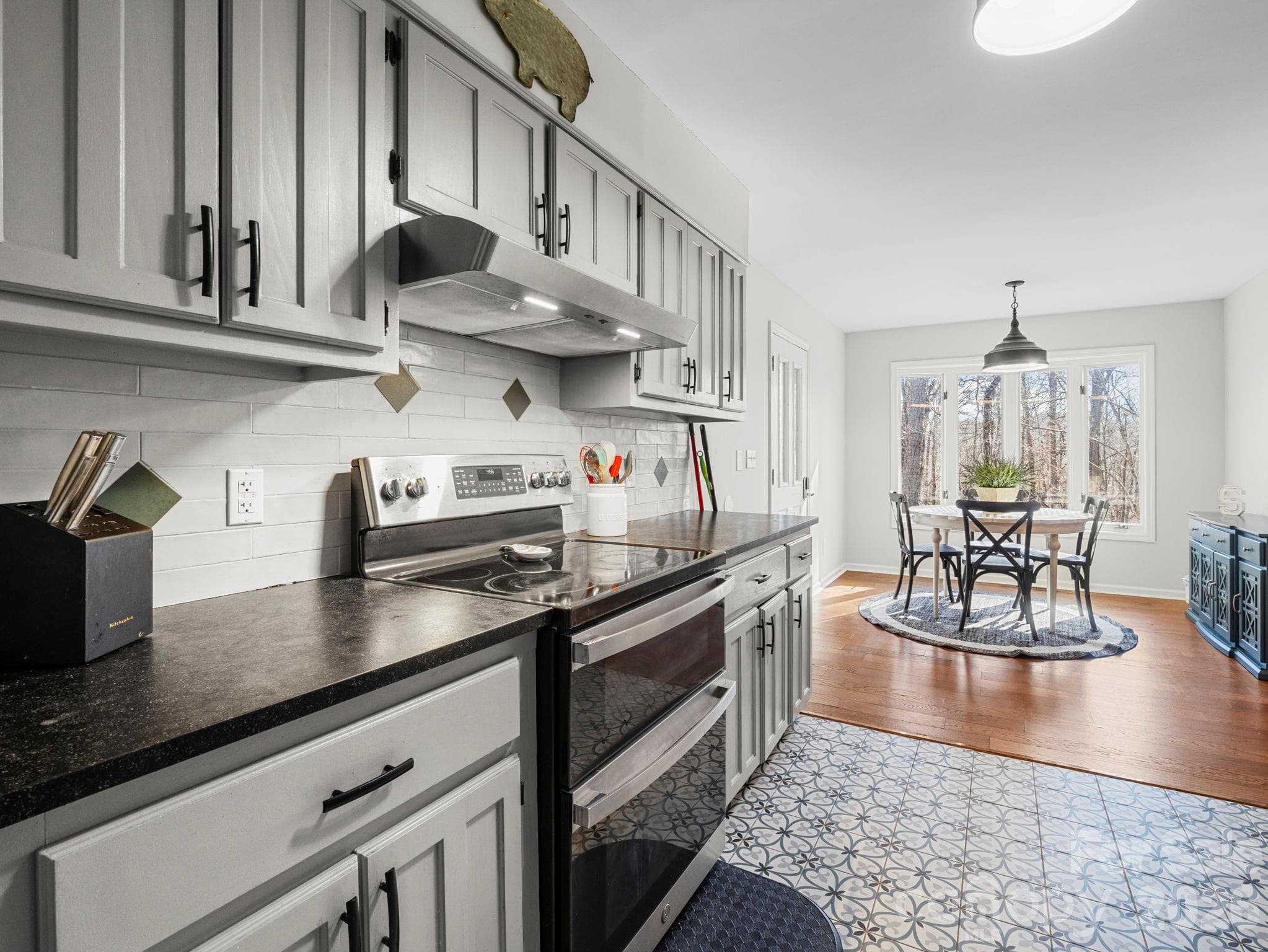 Kitchen & breakfast nook - 423 Mountain View Drive, Columbus
