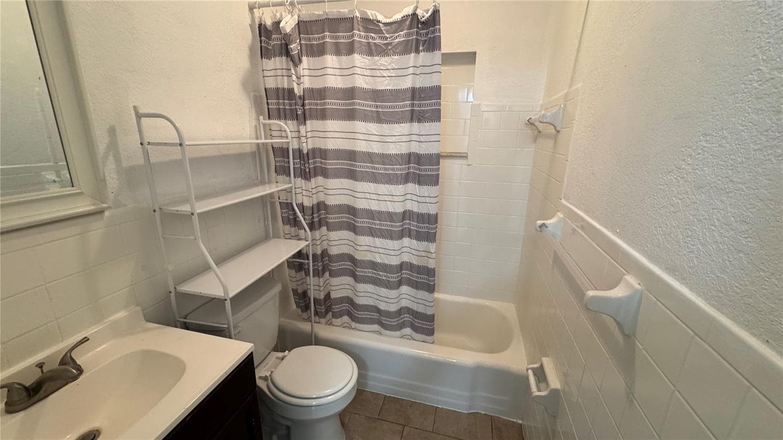 Hallway bathroom - 2925 BELLWOOD AVE, LAKELAND