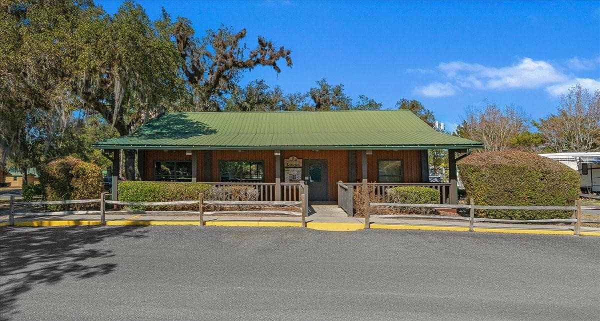 Lodge - 3259 NE 102ND AVENUE RD, SILVER SPRINGS