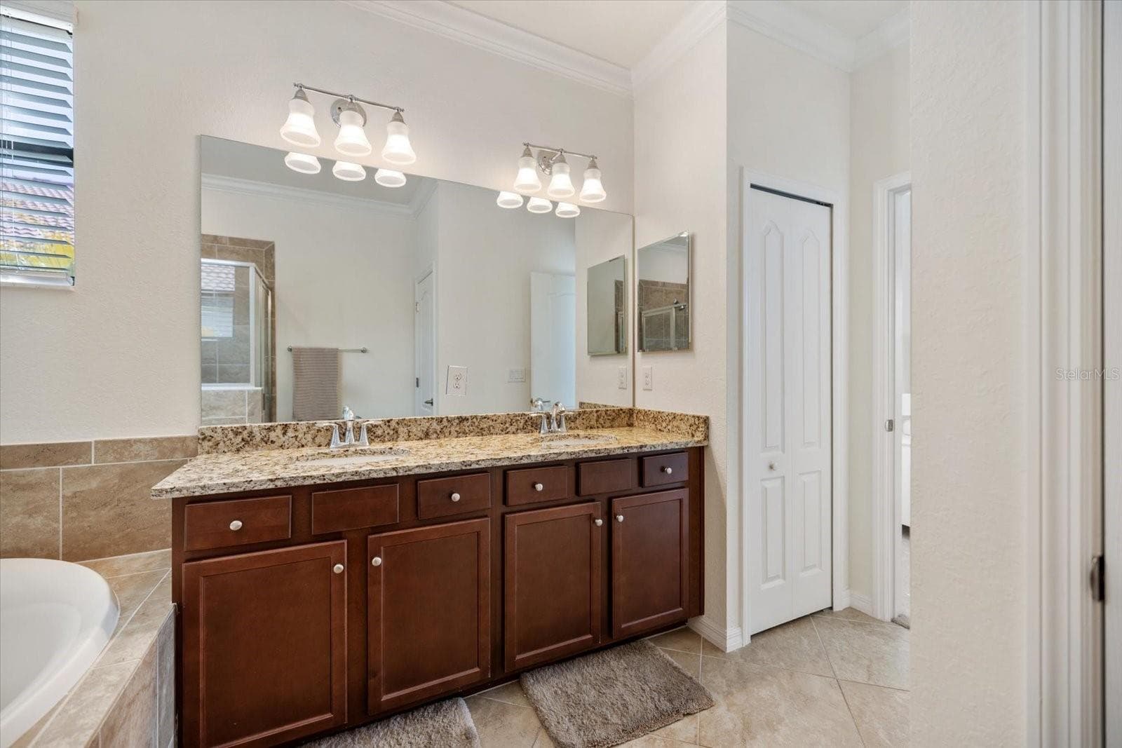 Single Family Residence at 19393 CRUISE DR, VENICE, photo 22 of 51