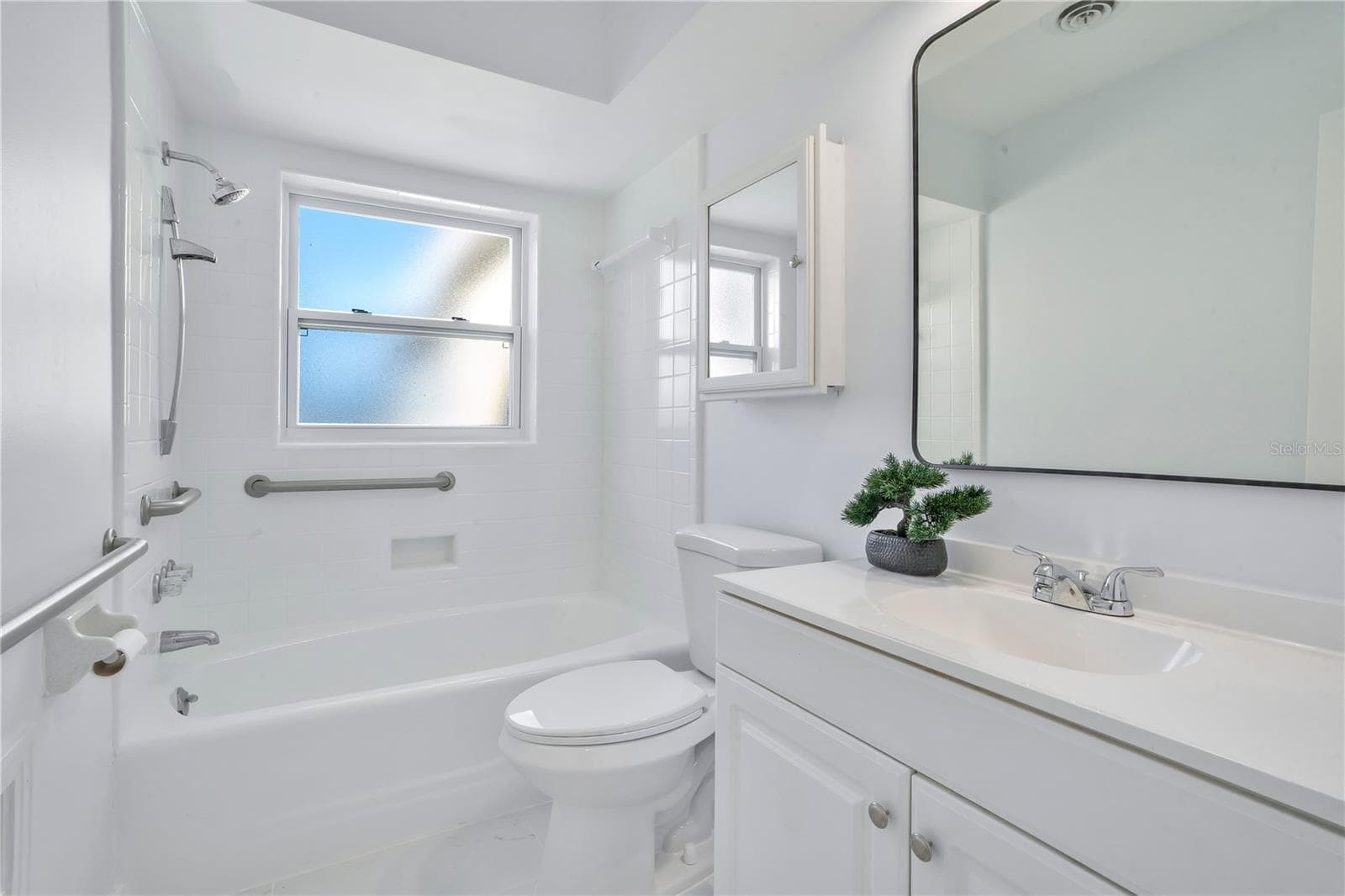 2nd Bathroom: New Vanity/Mirror/Light & Refinished Tub/Shower - 2801 GULFSTREAM RD, ORLANDO