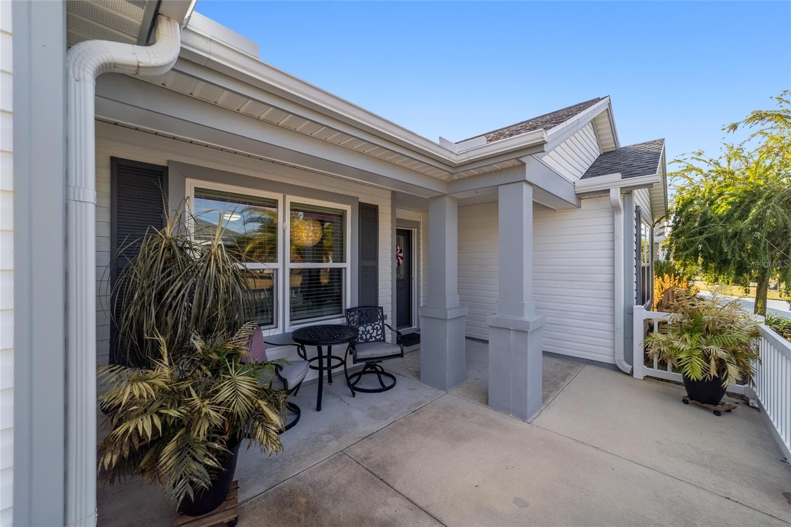 Spacious covered entry and front porch with room for seating - 1194 MCDONOUGH PL, THE VILLAGES