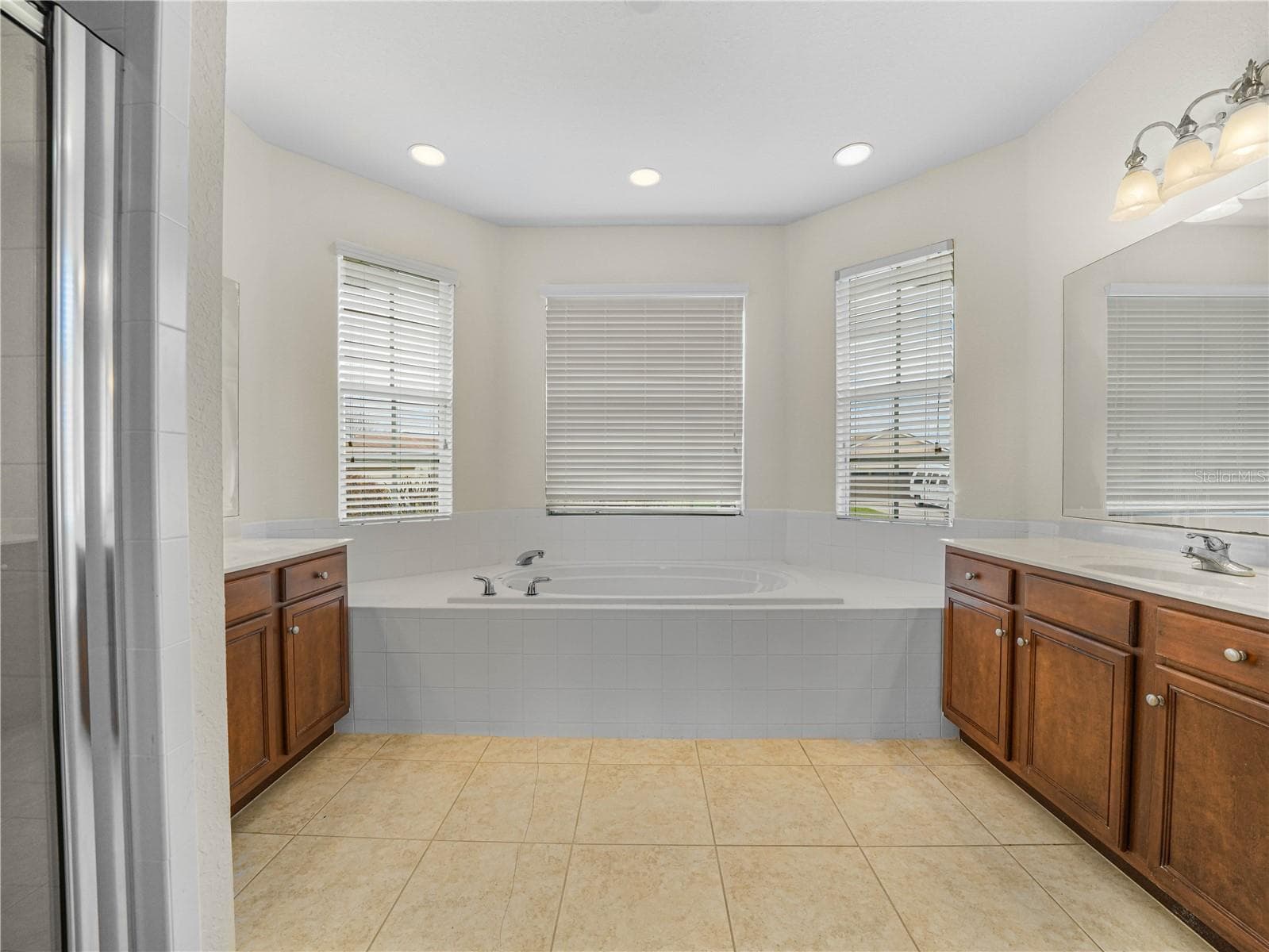 Large Soaking Tub - 5264 GREEN DR, WINTER HAVEN